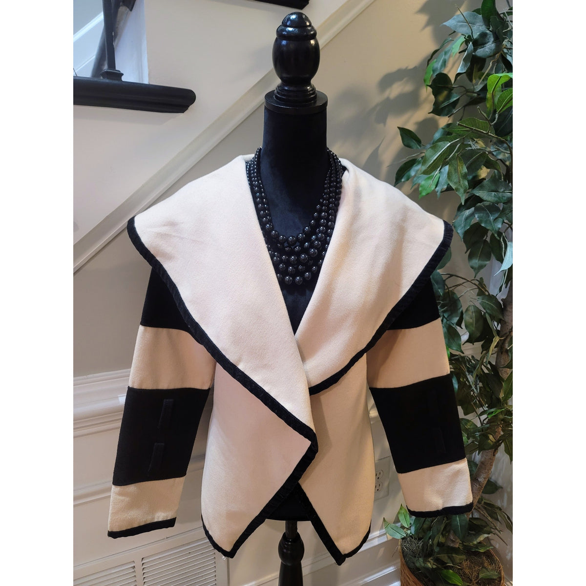 Leran Shawl Jacket Womens Small Cream/Black Colorblock Pointed Hem Long Sleeve