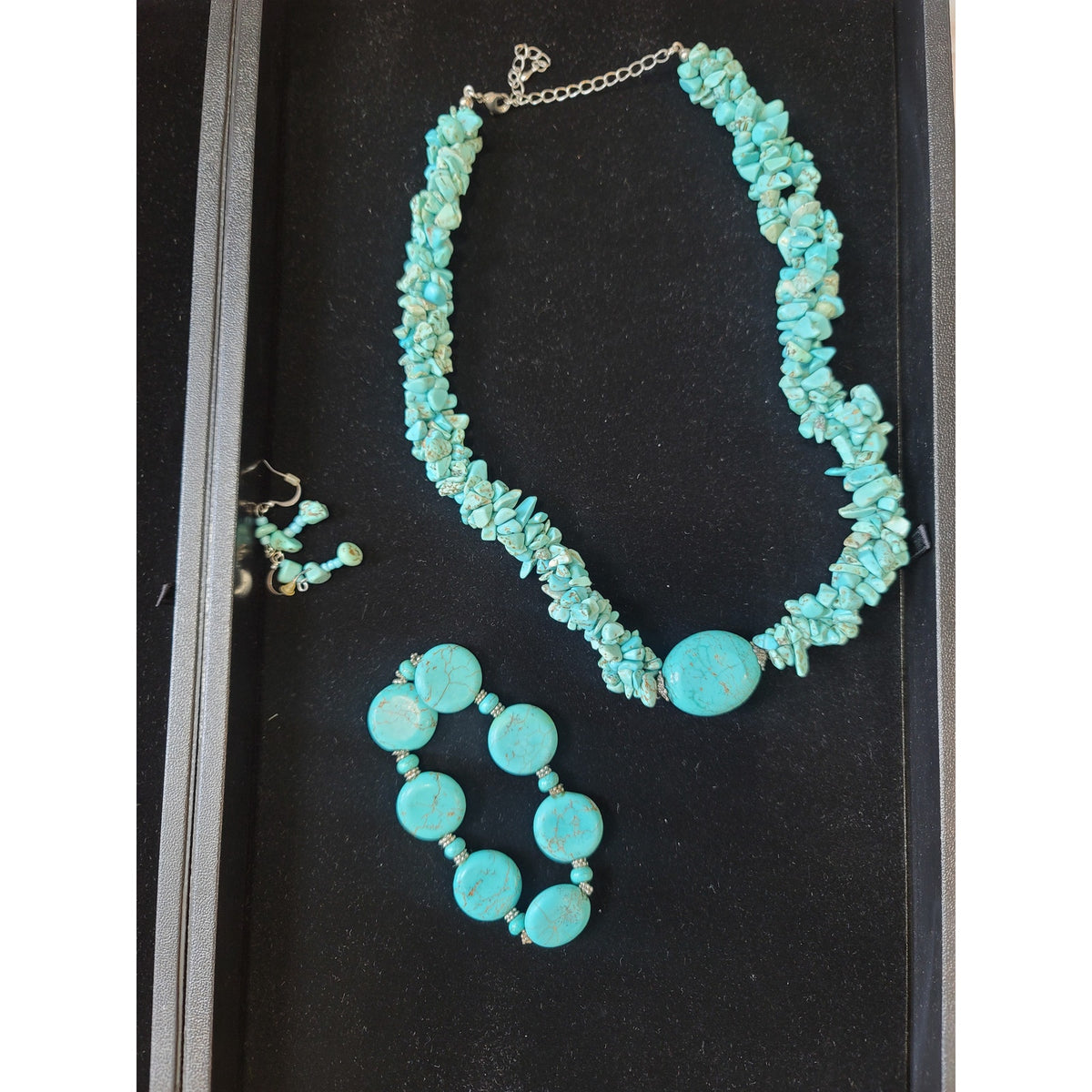 Women's Turquoise Necklace Bracelet And Earrings Jewelry Set With Beaded Design