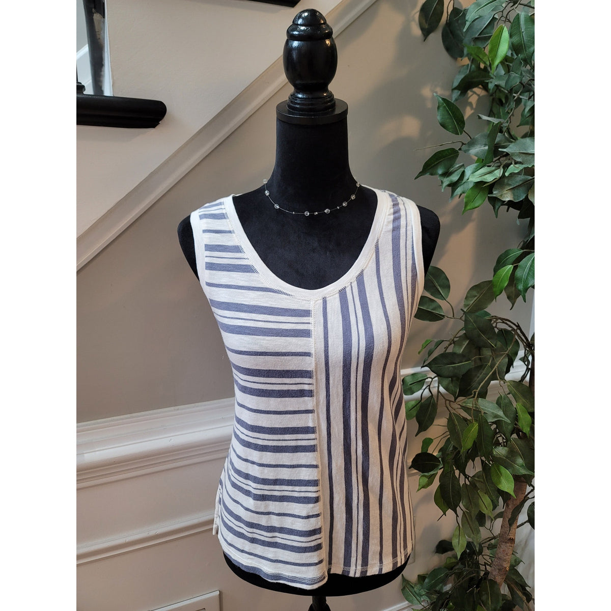 Susina Tank Top Women's Medium Petite Cream/Blue Striped Sleeveless Scoop Neck