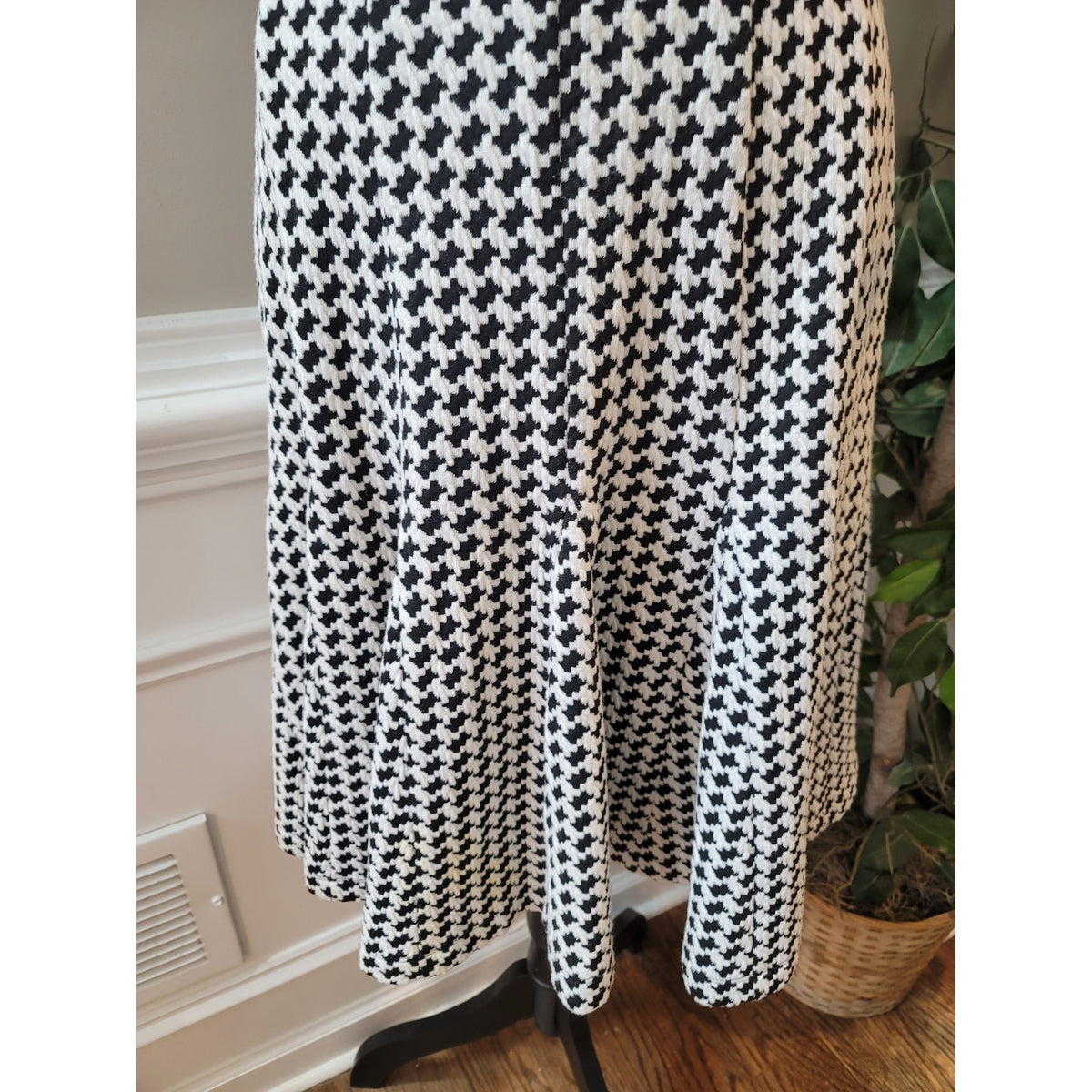 Taylor Dress Houndstooth Women's Size 4 Black White V-Neck Casual Knit