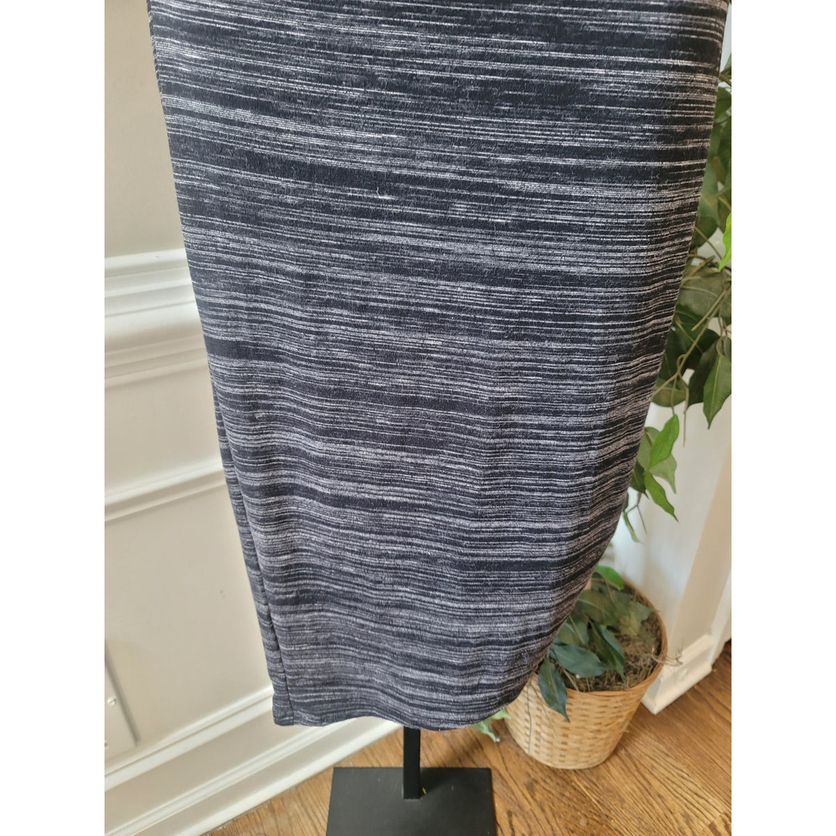Athleta Midi Dress Women's Size Medium Gray Polyester Short Sleeves Crew Neck