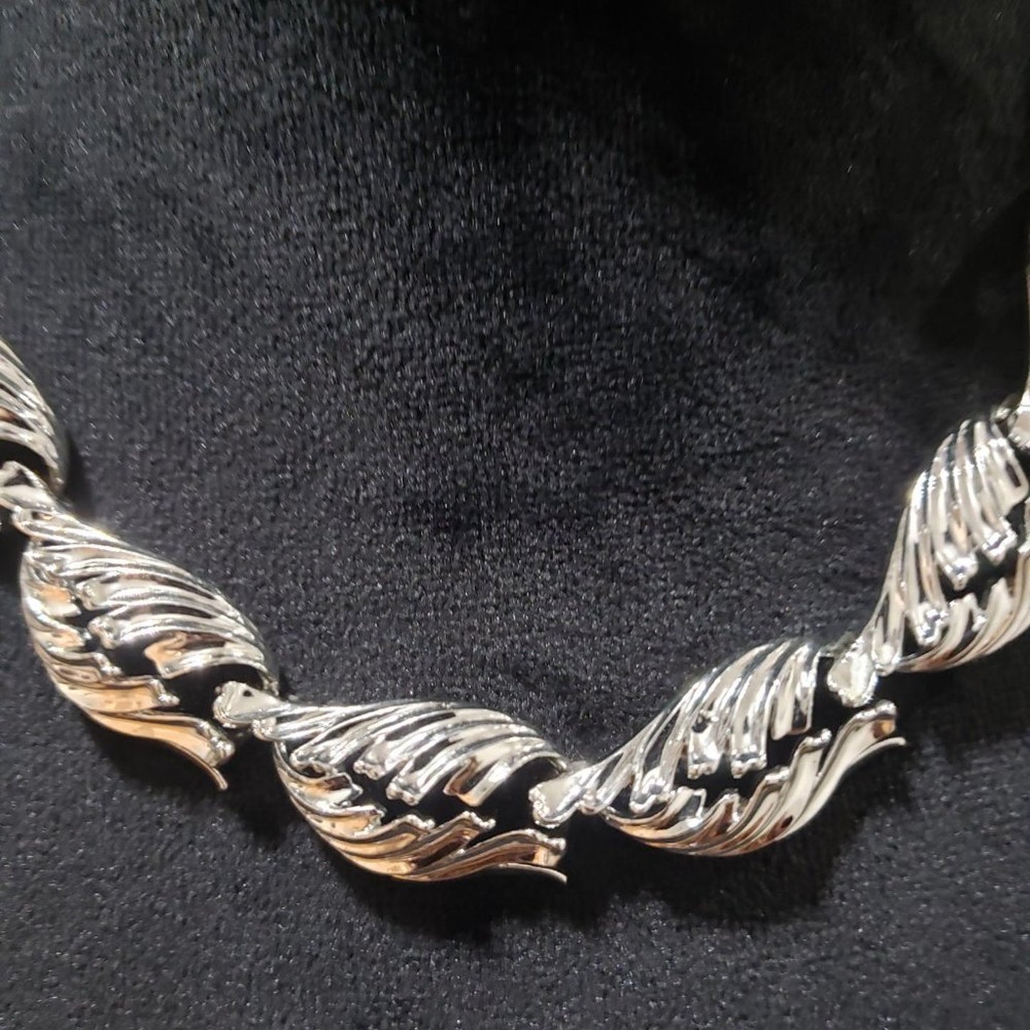 Vintage Womens Silver Tone Curved Textured Leaf Link Necklace with Hook & Loop