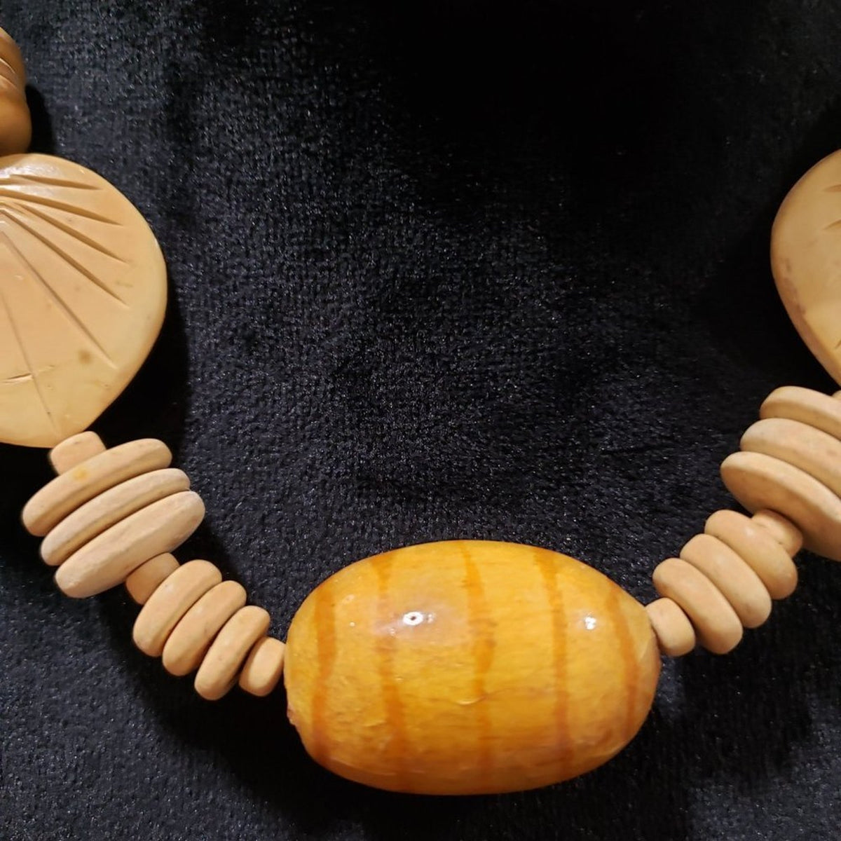 Womens Fashion Carved Wooden Leaf Chunky Beaded Necklace with Magnetic Clasp