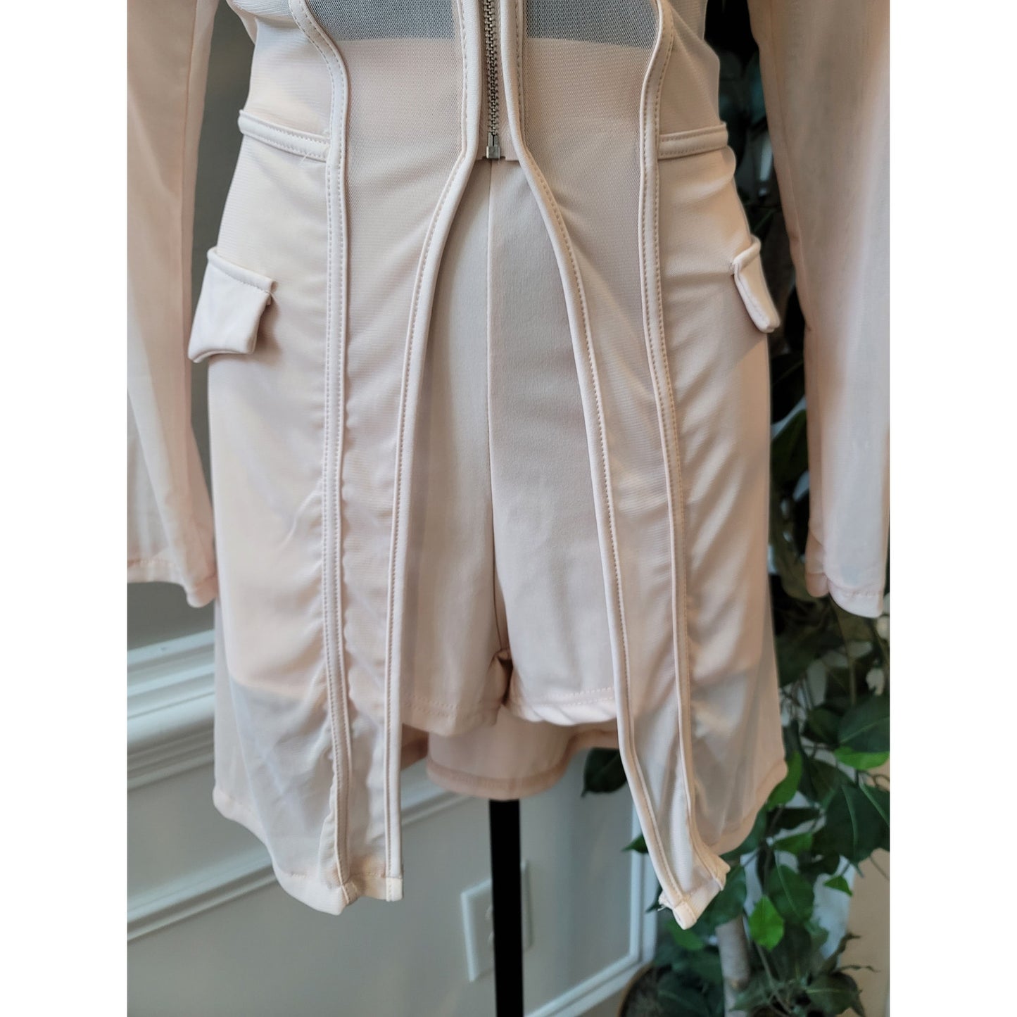 Women's 2 Piece Medium Peach Pink Long Sleeve Zip Front Corset Style Short Set