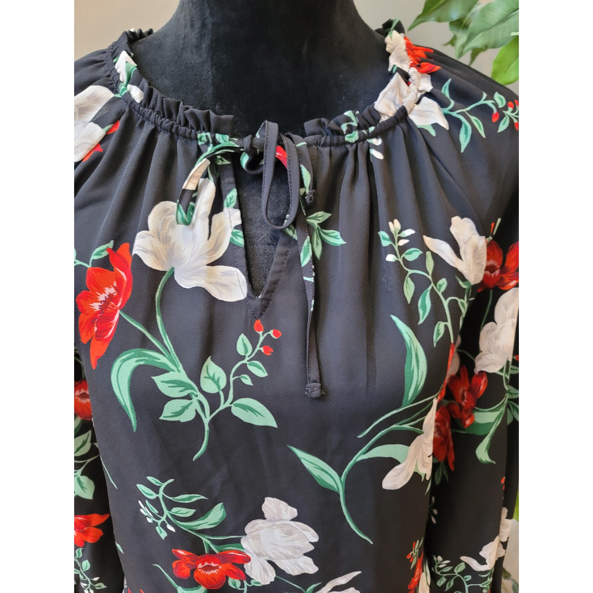 Old Navy Blouse XL Black Floral Ruffle Hem Tie Split Neck Raglan Sleeve Party2