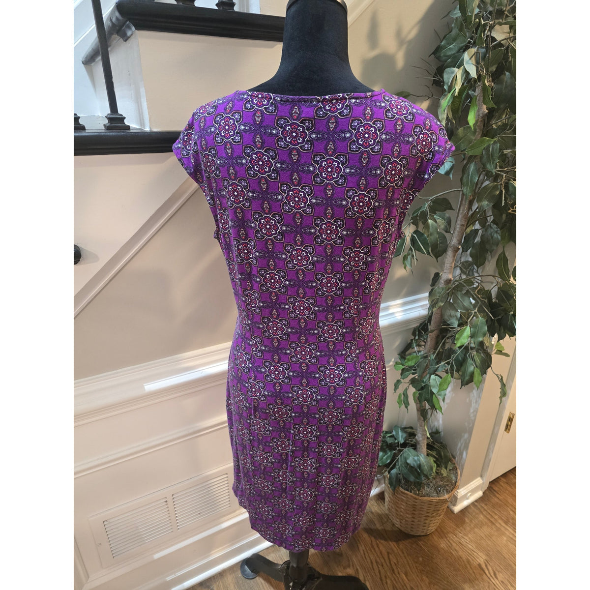 Dana Buchman Sheath Dress Women's Medium Purple Medallion Twist Front V Neck