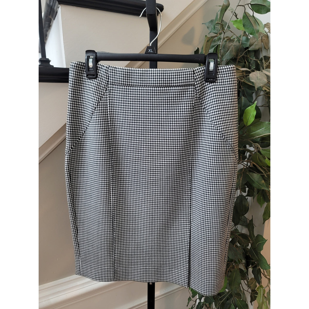 Banana Republic Pencil Skirt Women's Size 6 White/Black Houndstooth Side Slit
