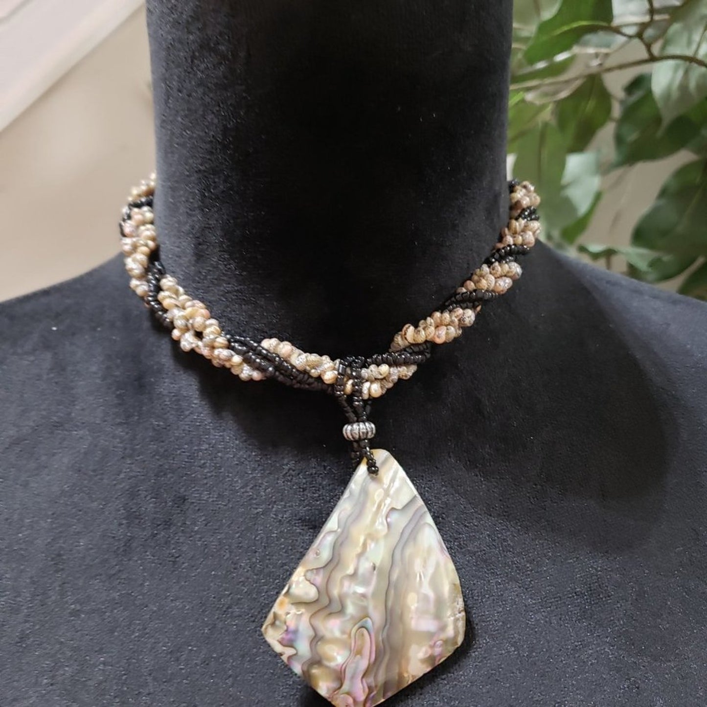 Women Fashion Big Abalone Shell Pendant Beaded Choker Necklace with Toggle Clasp