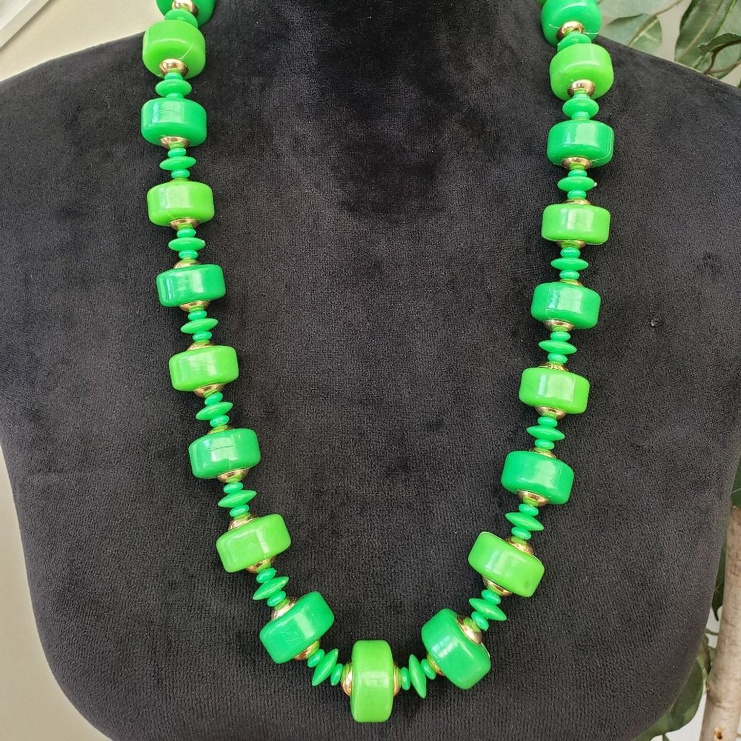 Women Fashion Green Large Beads Chunky Statement Necklace with Spring Ring Clasp
