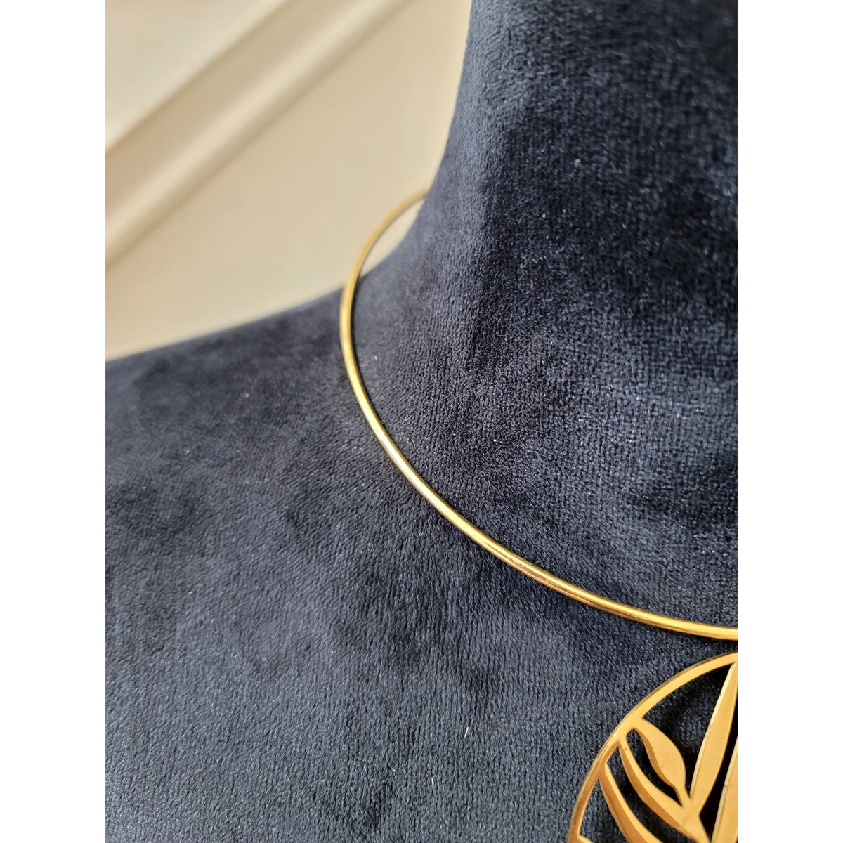 Gold Tone Palm Leaf Cutout Pendant Necklace Minimalist Modern Statement
