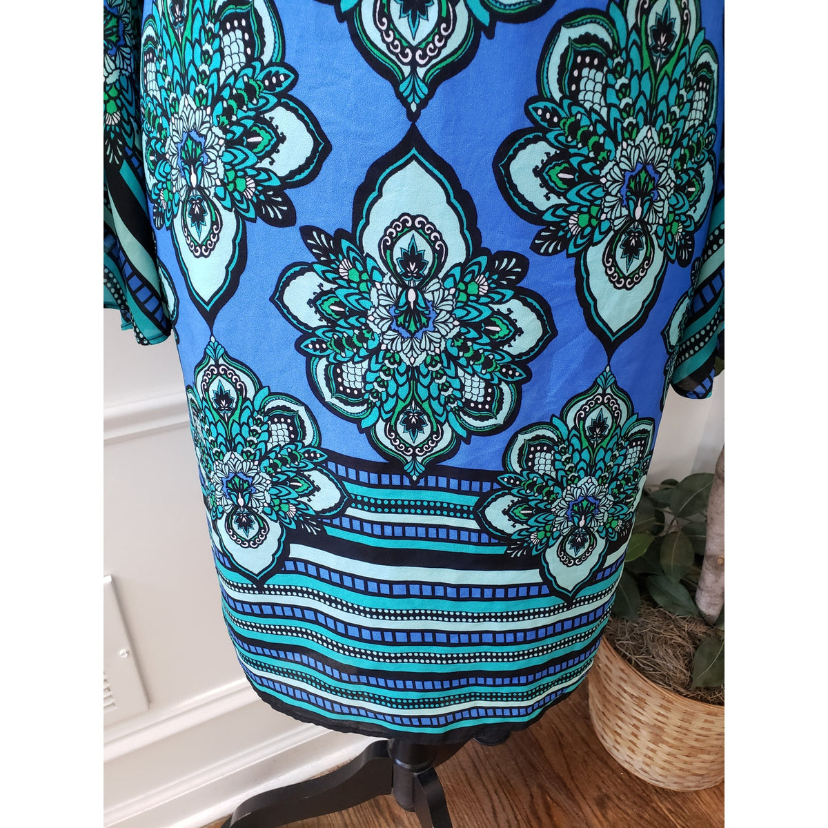 Kaari Shift Dress Women's Size Large Blue & Green Geometric V-Neck Long Sleeve
