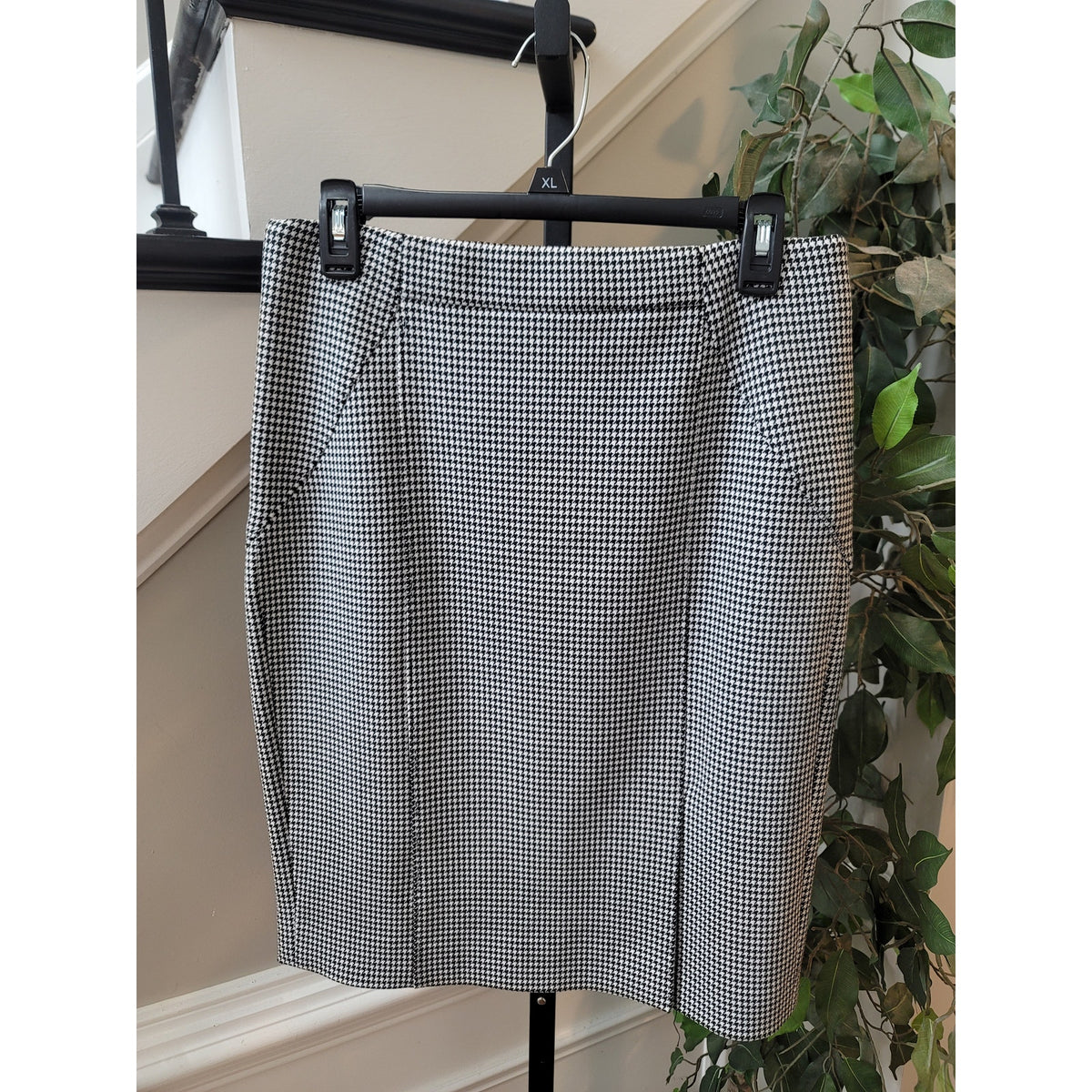 Banana Republic Pencil Skirt Women's Size 6 White/Black Houndstooth Side Slit