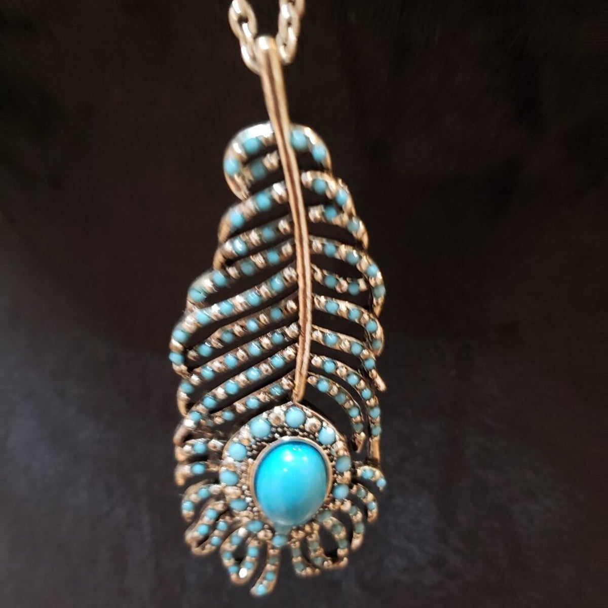 Women Fashion Turquoise Studded Peacock Feather Pendant with Long Chain Necklace