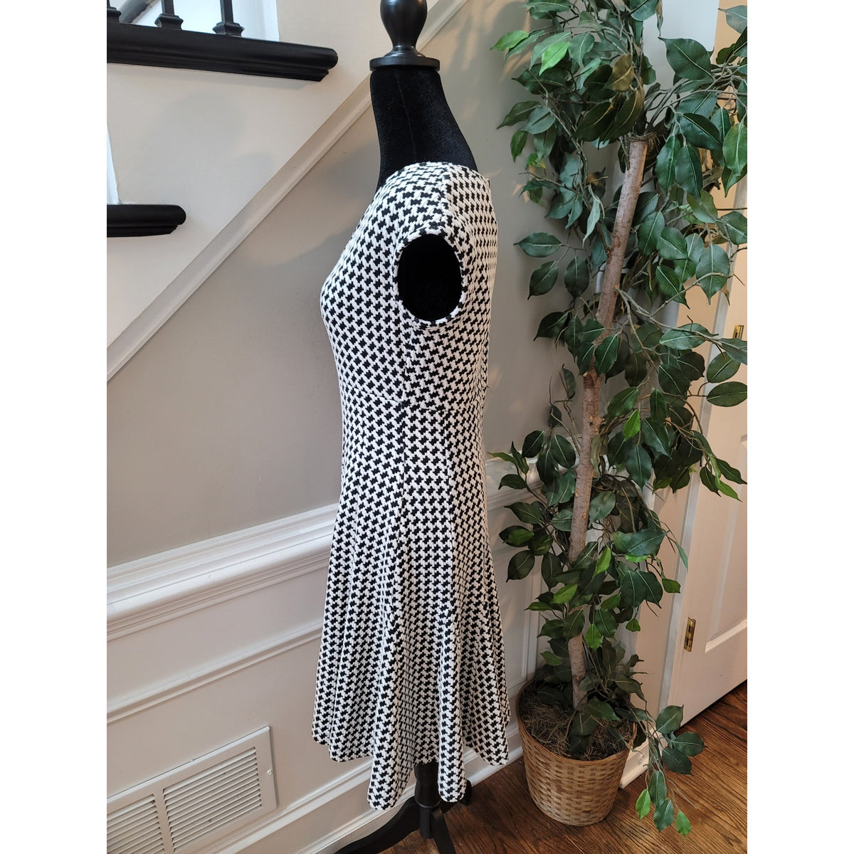 Taylor Dress Houndstooth Women's Size 4 Black White V-Neck Casual Knit