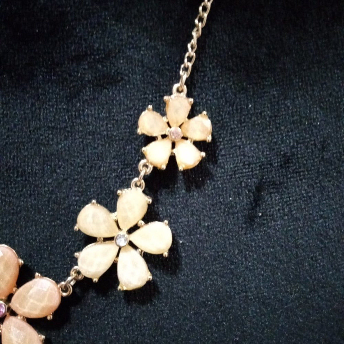 Eclairs Womens Chunky Rhinestones Beaded Floral Statement Necklace with Lobster