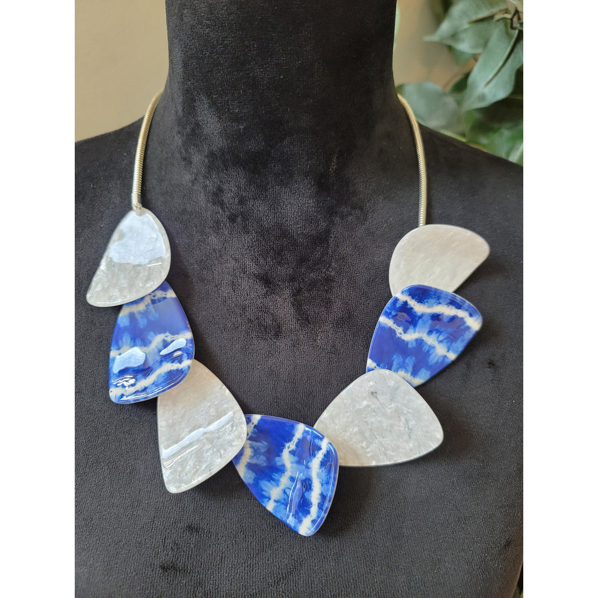 Women's Blue And White Resin Statement Necklace With Lobster Clasps Closure
