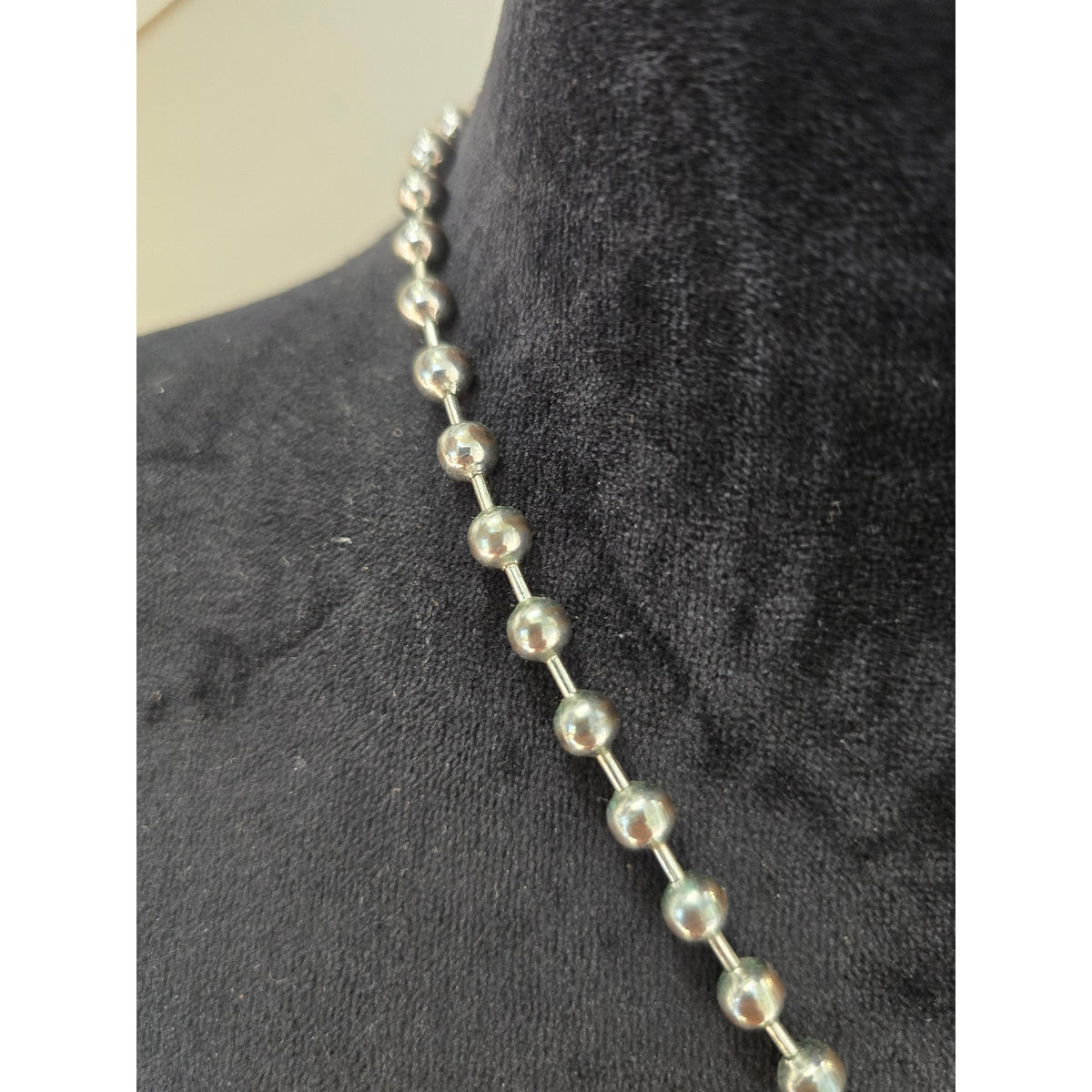 Silver Tone Beaded Heart Pendant Necklace Green Iridescent Heart