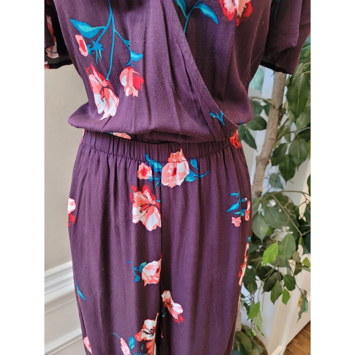 Old Navy Floral Wrap Jumpsuit Women's Size Small Burgundy Short Sleeves V Neck