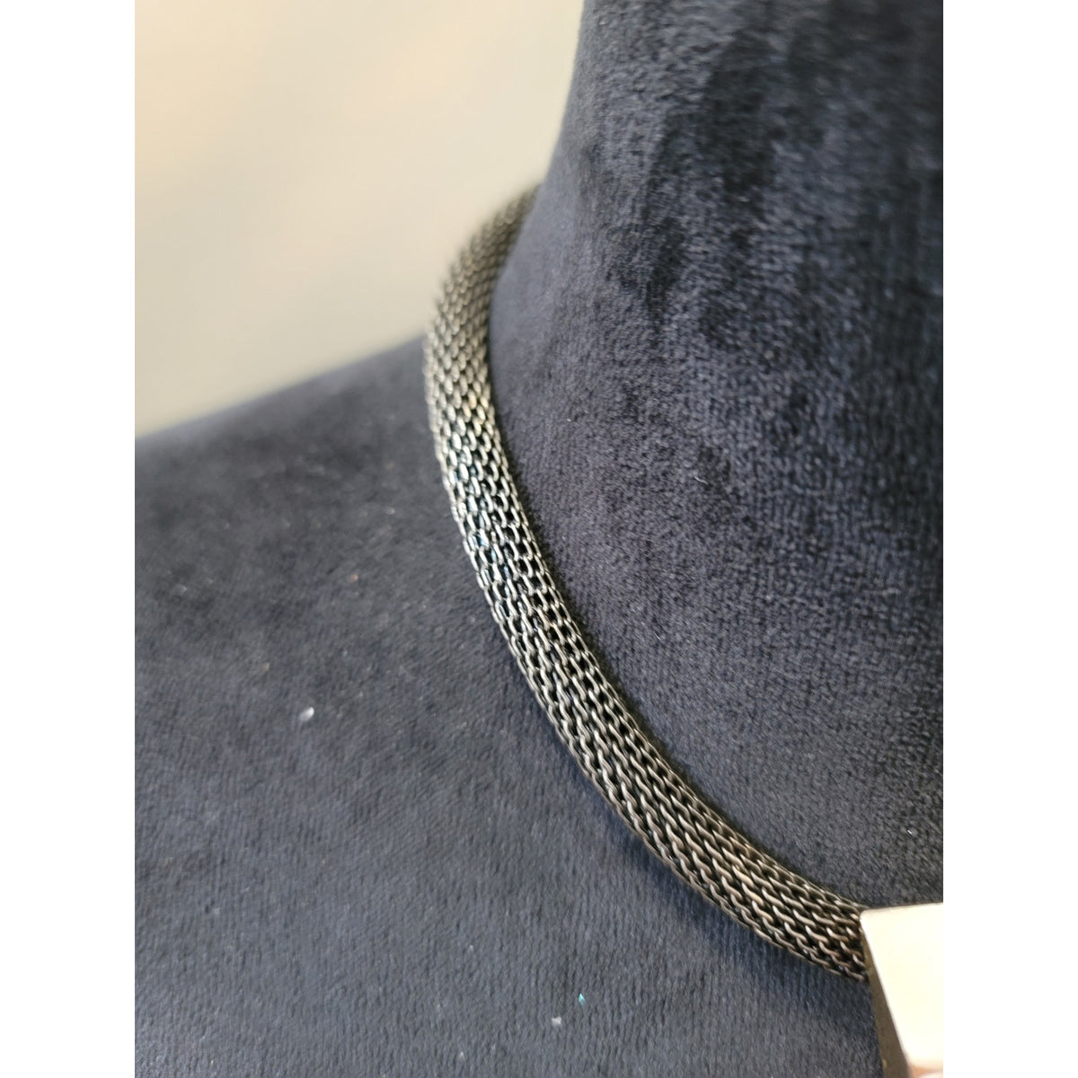 Women's Statement Metal Mesh Choker Necklace With Magnetic Lock And Bold Pendant