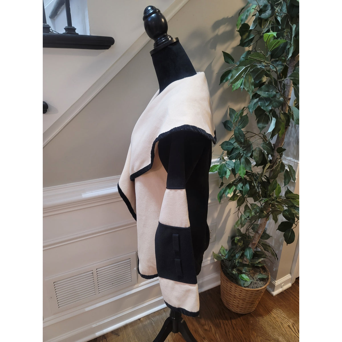 Leran Shawl Jacket Womens Small Cream/Black Colorblock Pointed Hem Long Sleeve