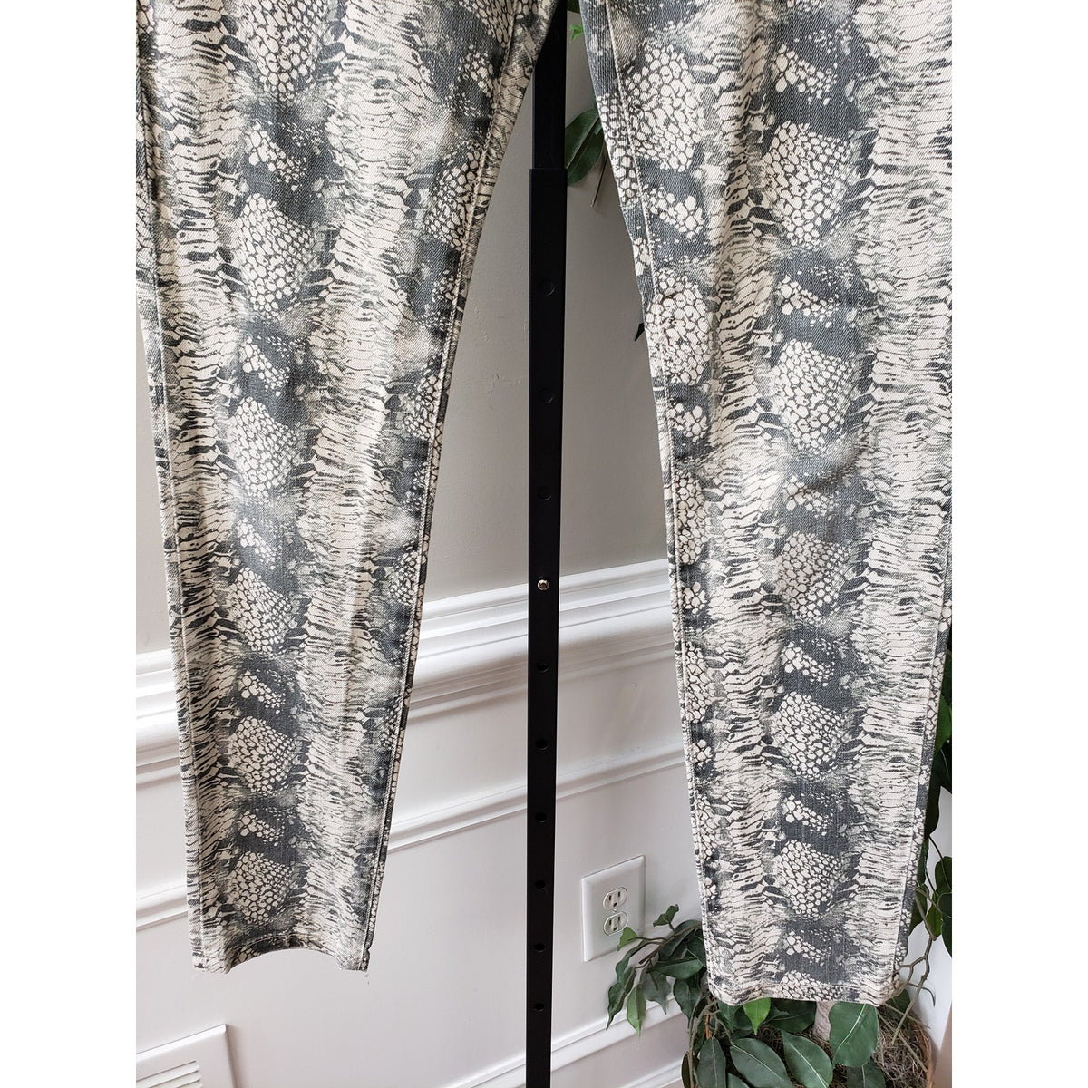 Cabi Pants Women 4 Multi Denim Animal Print Stretch Cotton Slim Fit Straight Leg