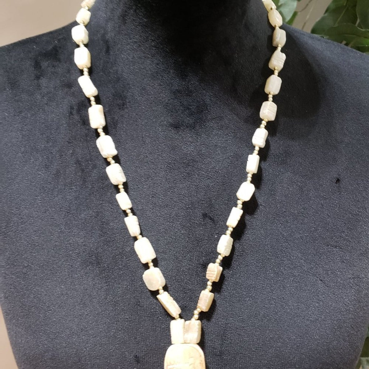Vintage Womens Chunky Carved Scarab Beetle White Soap Stone Beaded Necklace