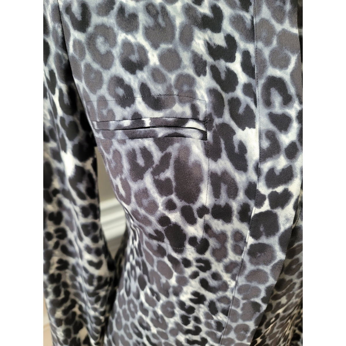 Express Blouse XS Black White Leopard Crew Neck Curved Hem Long Sleeve Button-Up