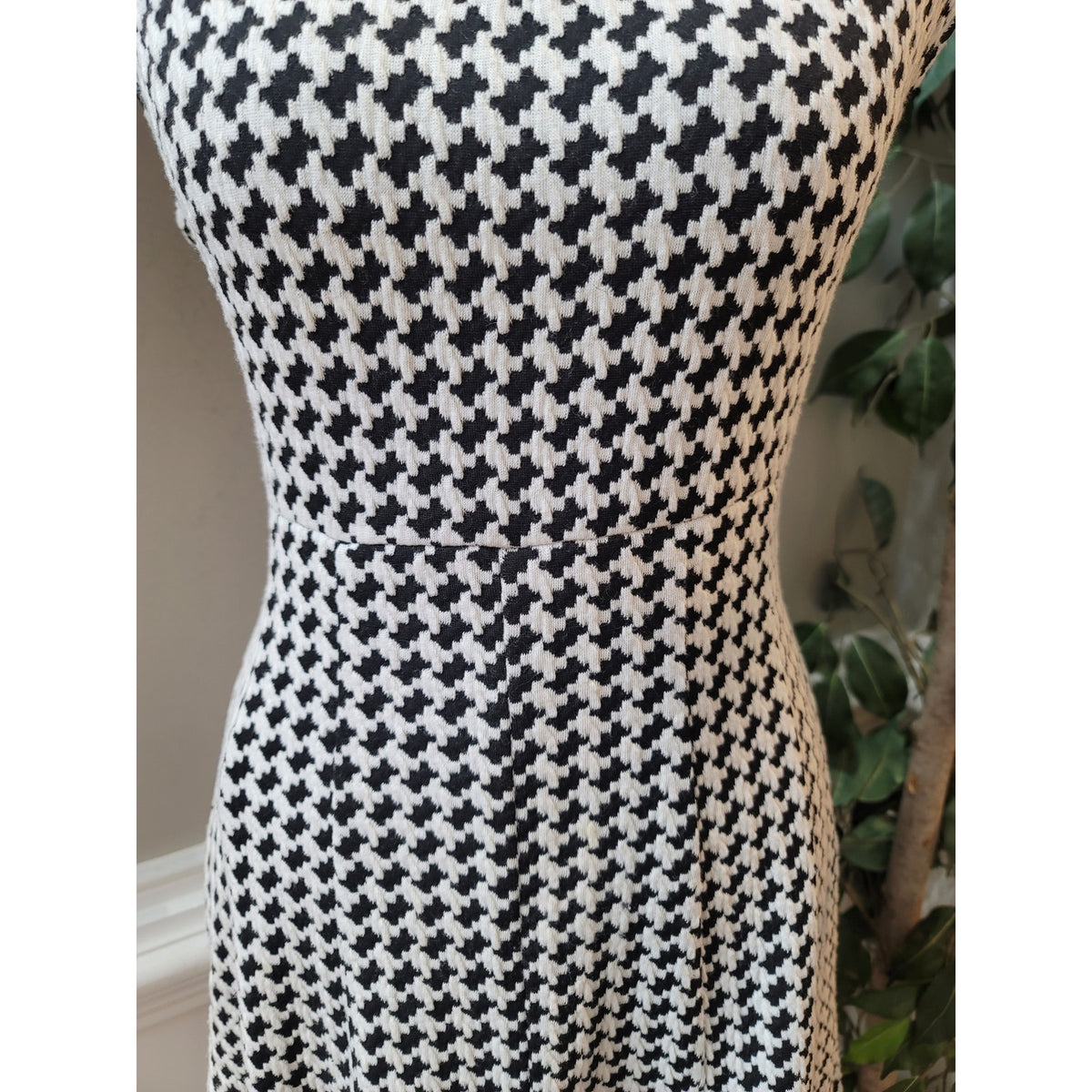 Taylor Dress Houndstooth Women's Size 4 Black White V-Neck Casual Knit
