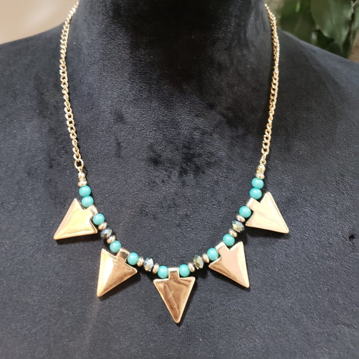 Chicos Womens Fashion Beaded Gold Tone Triangle Charm Necklace w/ Lobster Clasp