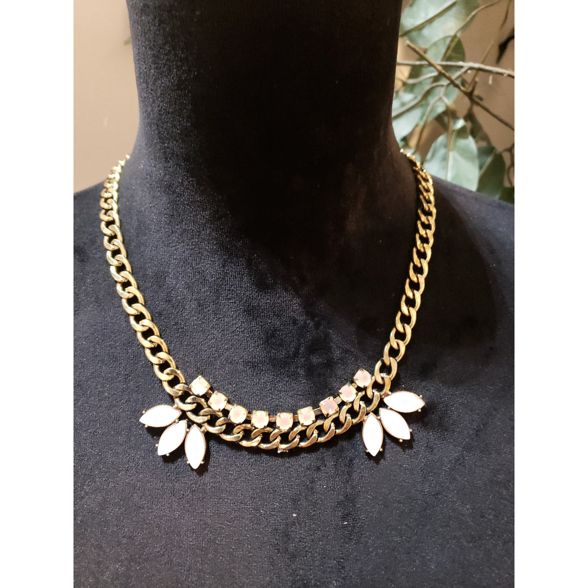 Womens Gold Tone Faceted White Teardrop Beads Collar Necklace