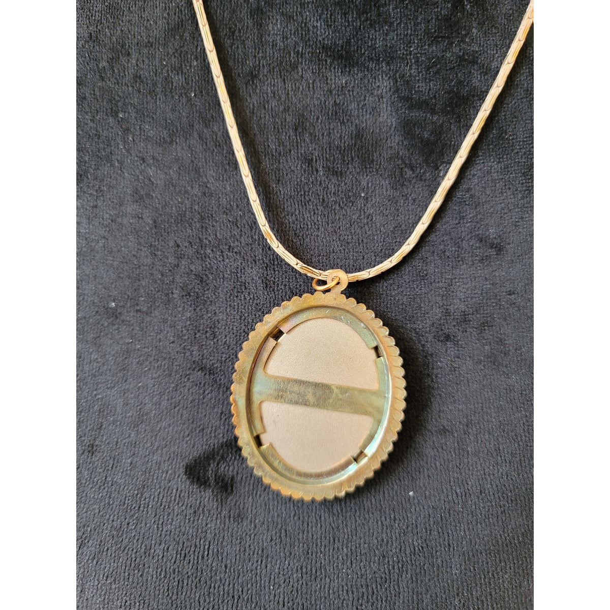 Women's Vintage Gold Oval Silhouette Pendant Necklace With Lobster Clasp Jewelry