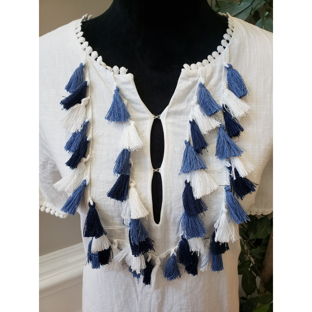 Fashion Port Shift Dress Women Medium White Contrast Tassel V Neck Short Sleeve