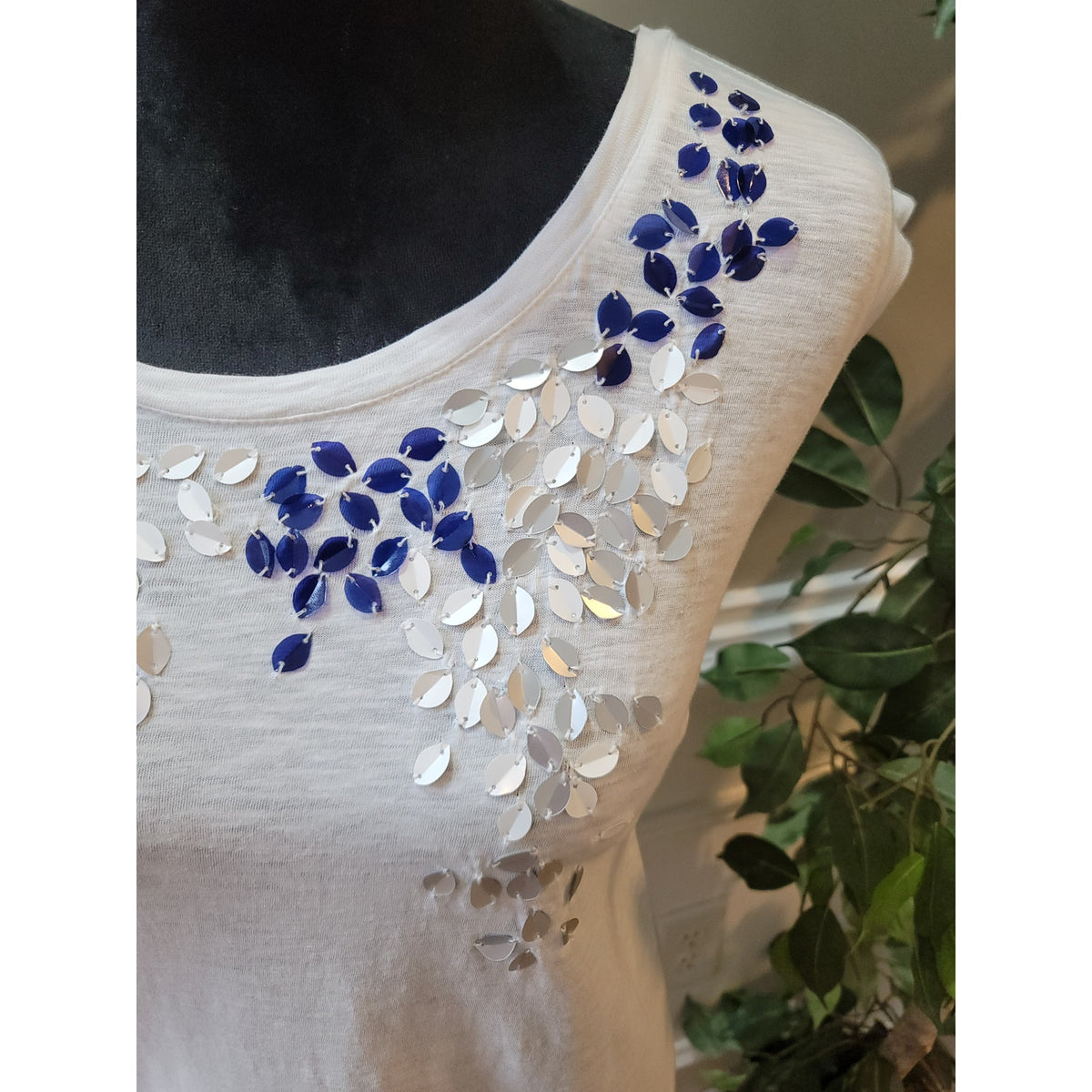 Joe Fresh Tank Top Women's Size XL Silver Sequined Leaf Sleeveless Round Neck