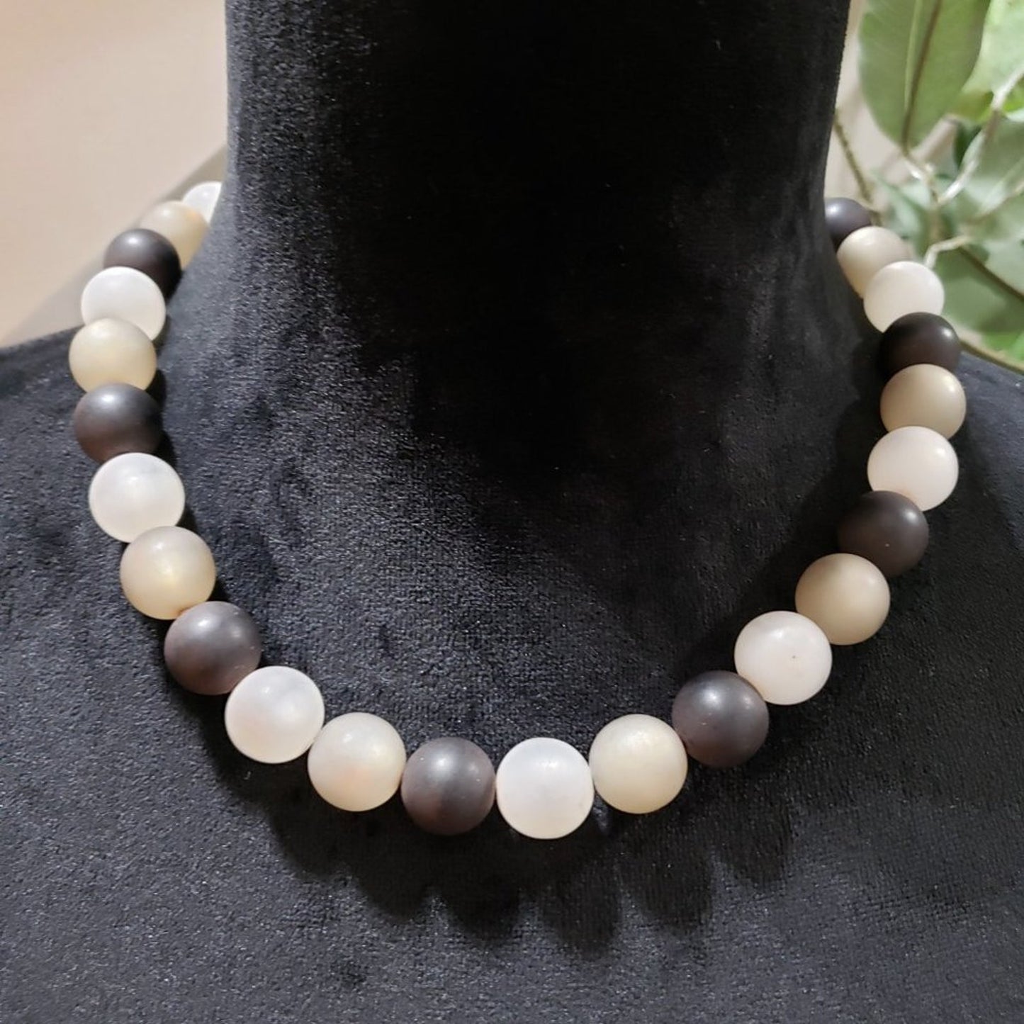 Womens Fashion Black White Round Shell Pearl Collar Necklace with Mystery Clasp