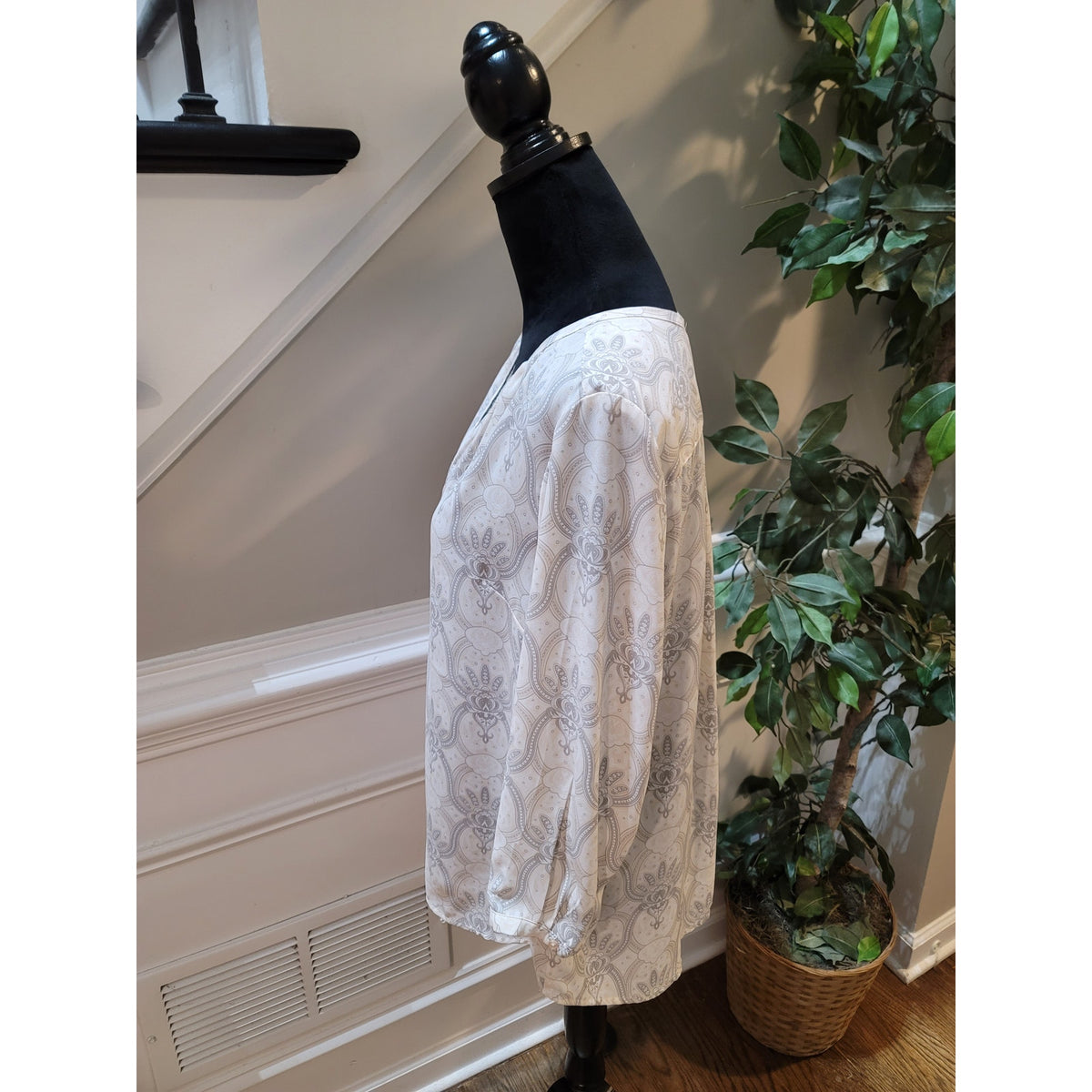 Kenar Pullover Blouse M Beige Gray Floral Split Neck Curved Hem Balloon Sleeve