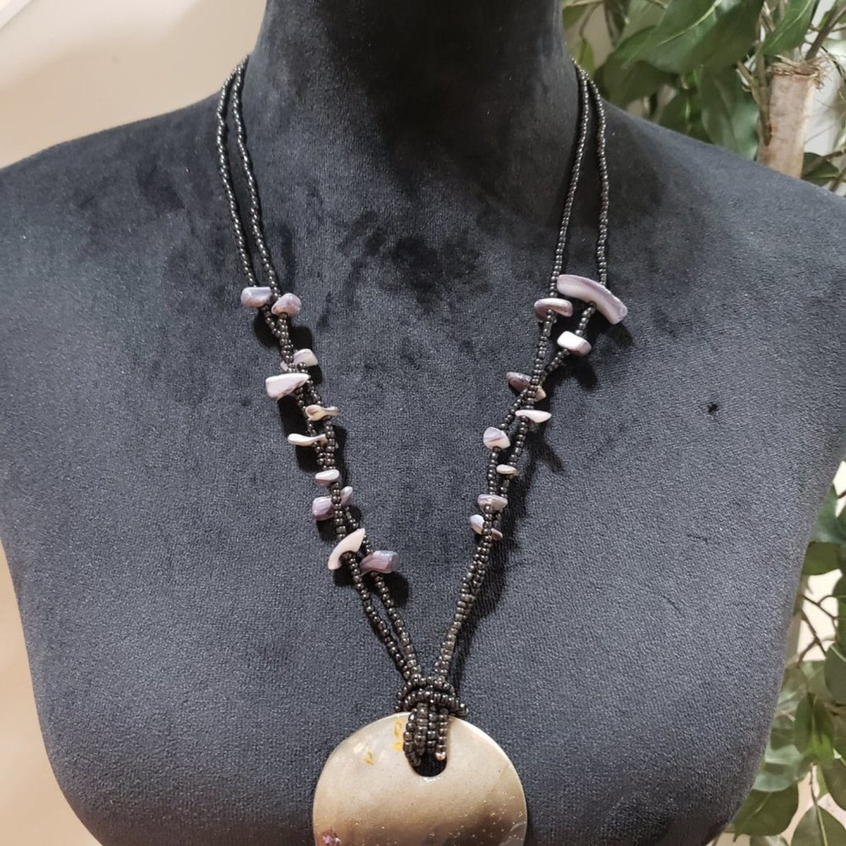 Womens Fashion Elegant Black Abalone Shell Beaded Chunky Long Pendant Necklace