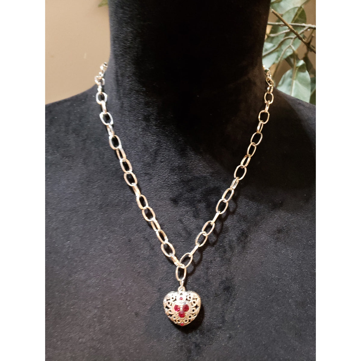 Womens Silver Tone Garnet Filigree Heart Pendant Paper Clip Chained Necklace