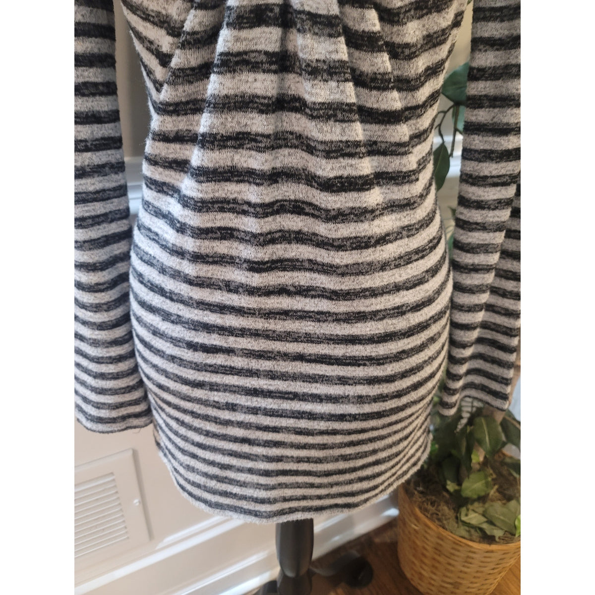 White House Black Market Pullover Sweater Women Small White/Black Striped O-Ring