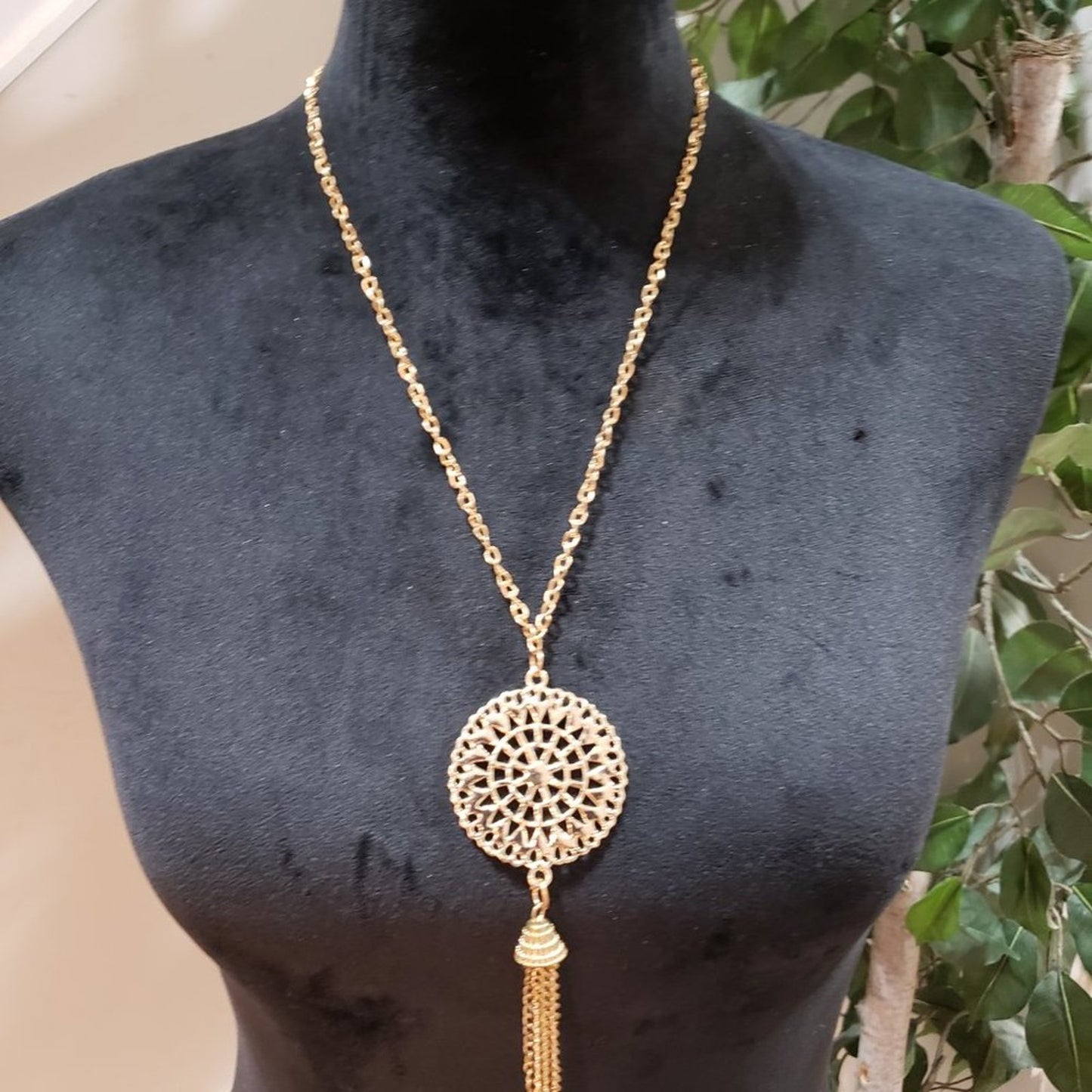 Womens Fashion Gold Tone Round Dangling Floral Pendant Necklace w/ Lobster Clasp