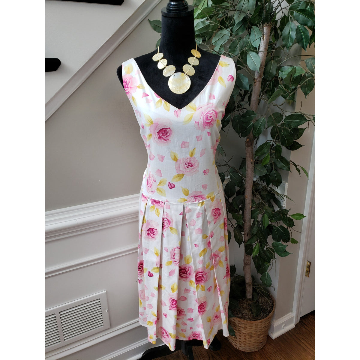 R&K Flared Dress Womens Size 18 White Floral Zip Back Pleated Skirt Heart Neck