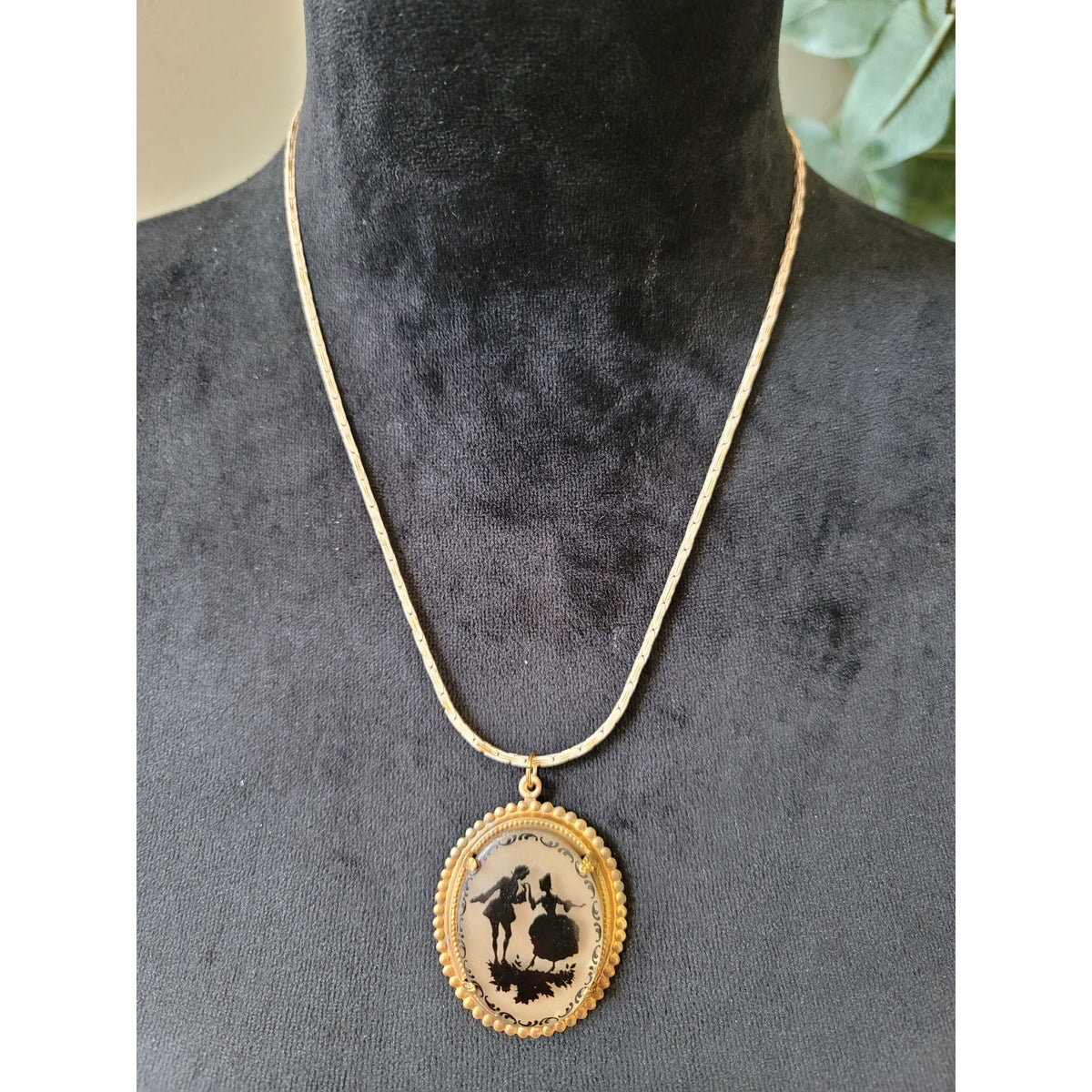 Women's Vintage Gold Oval Silhouette Pendant Necklace With Lobster Clasp Jewelry