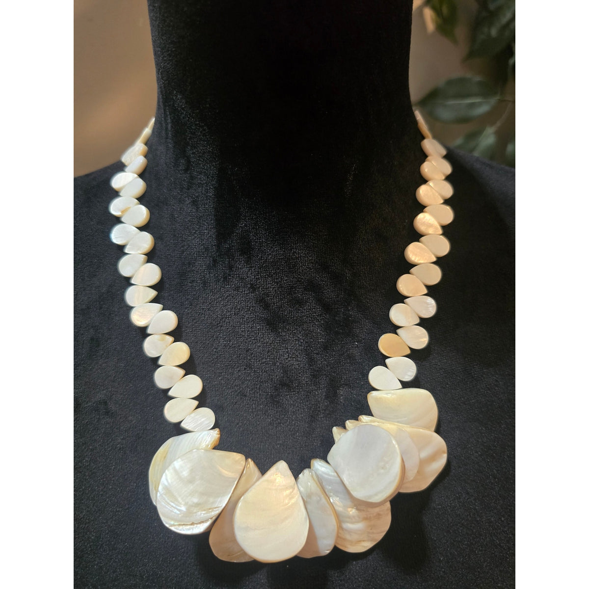 Women's Mother Of Pearl Teardrop Statement Necklace Elegant White Shell Jewelry