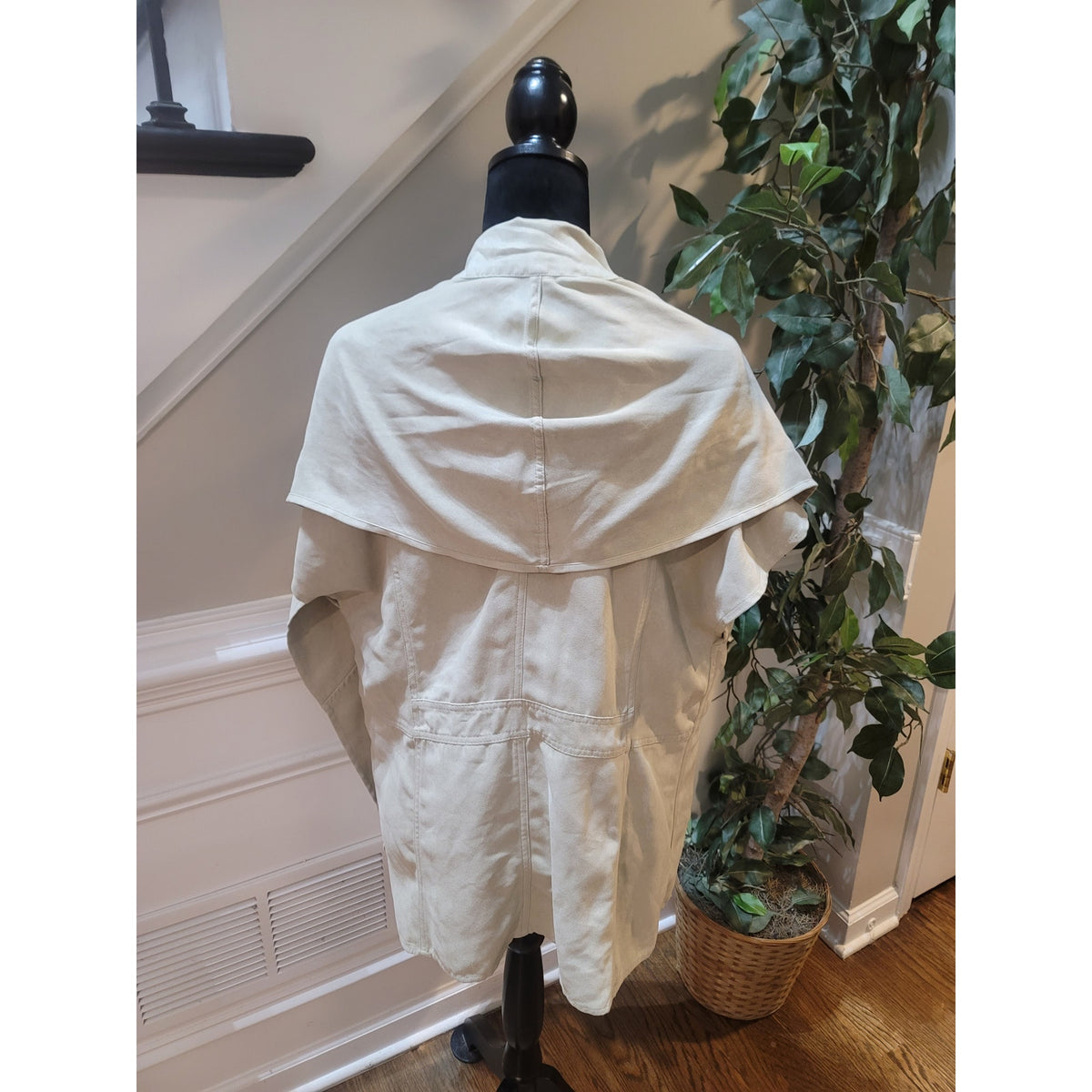 Chico's Cape Shawl Women's Size M Beige Open Front Sleeveless Exposed Seams