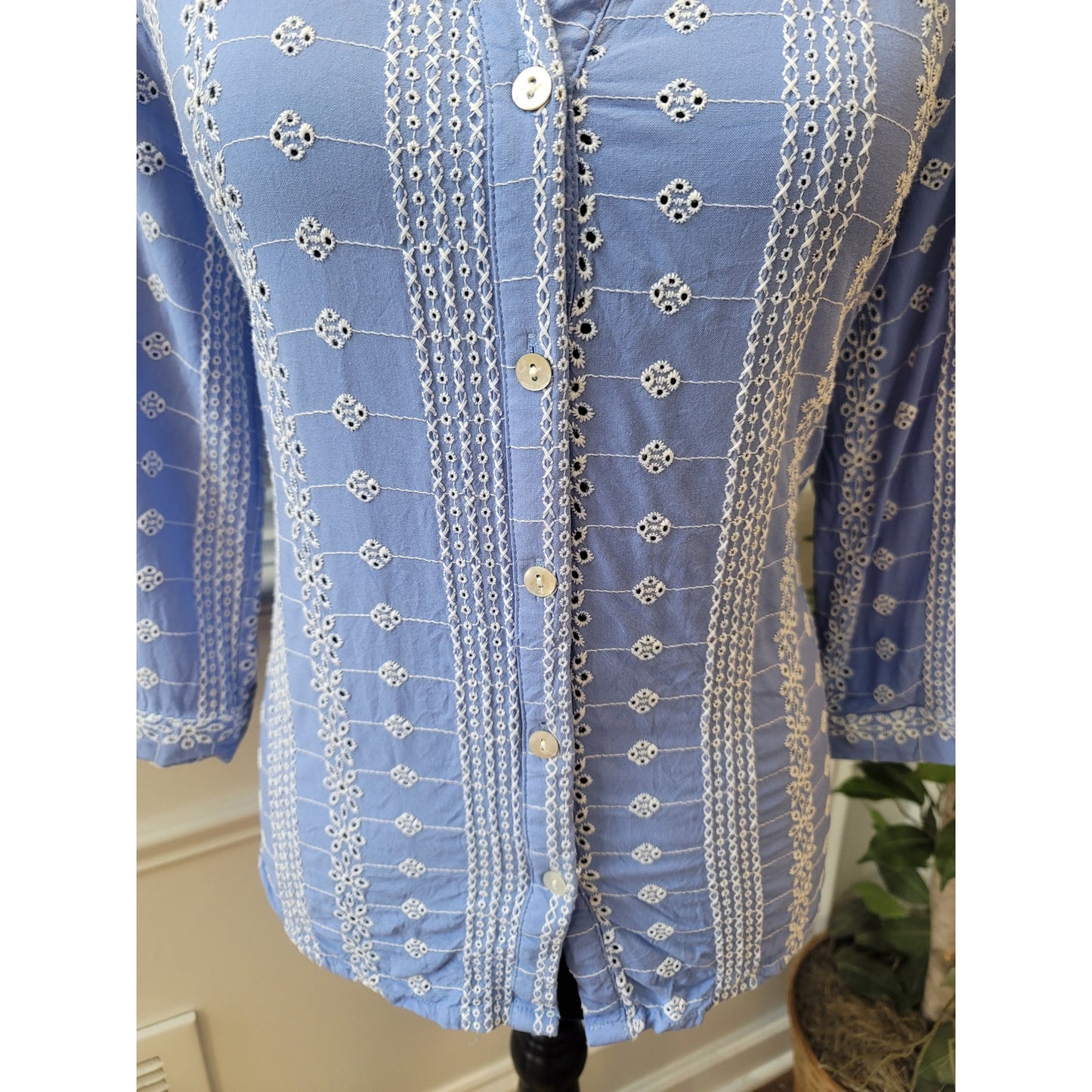 Ultra Pink Button Front Blouse Women's Medium Blue White Floral Embroidered