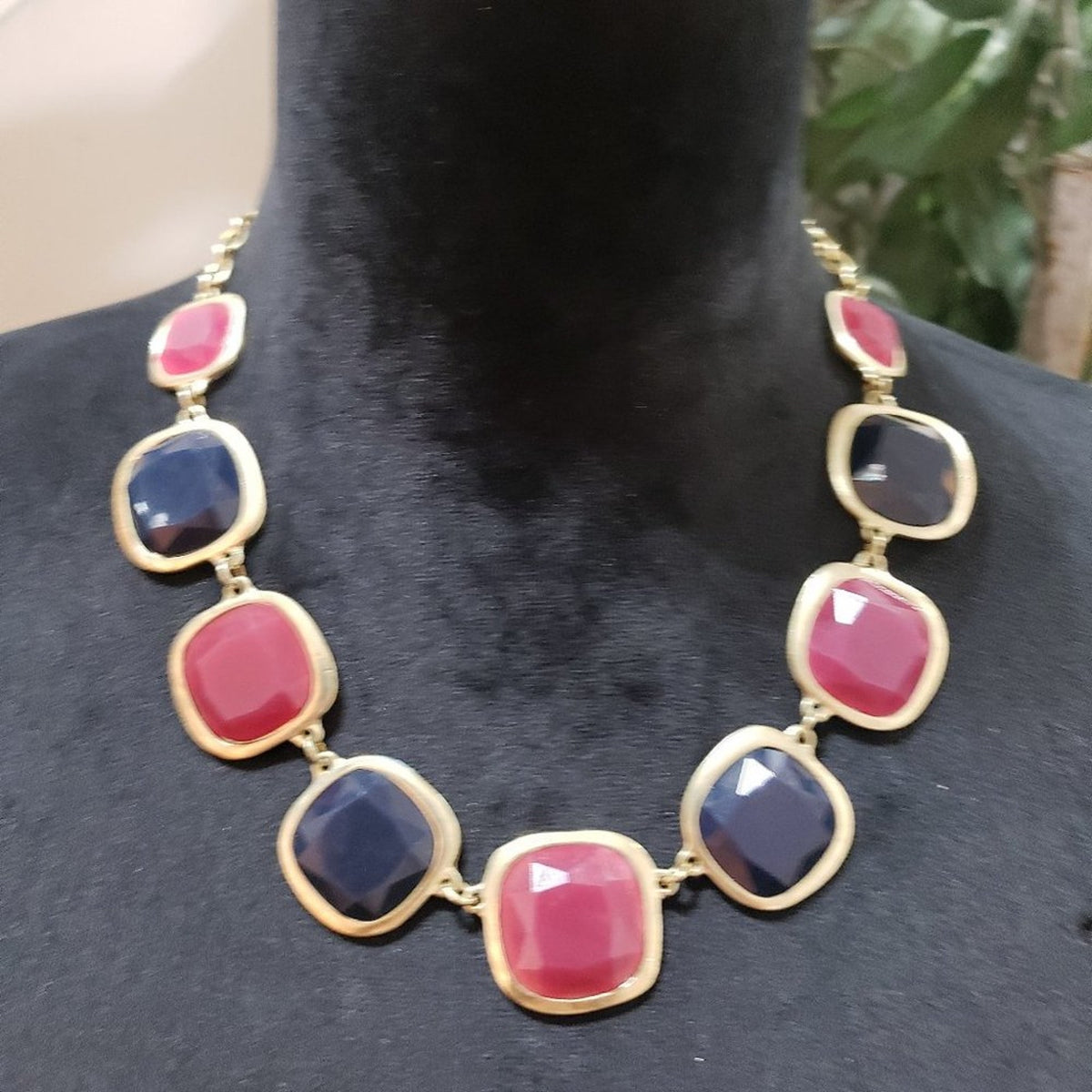 Womens Fashion Red Black Lucite Acrylic Stone Statement Necklace Lobster Clasp