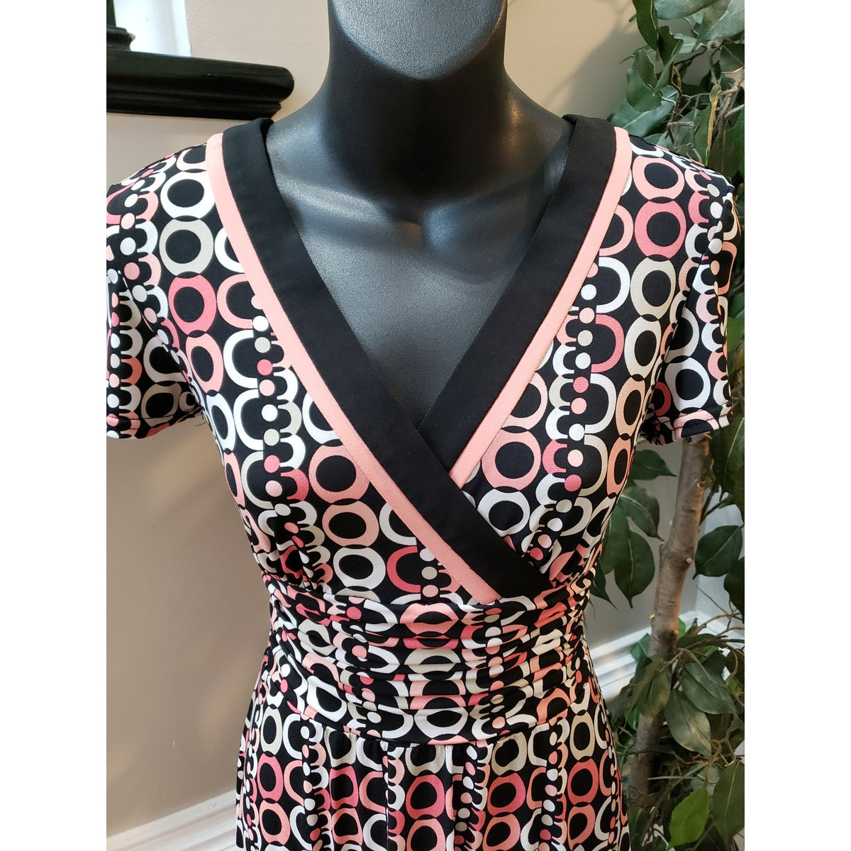 Sandra Darren Dress Women 6 Black Pink White Geometric Print Fit Flare V-Neck