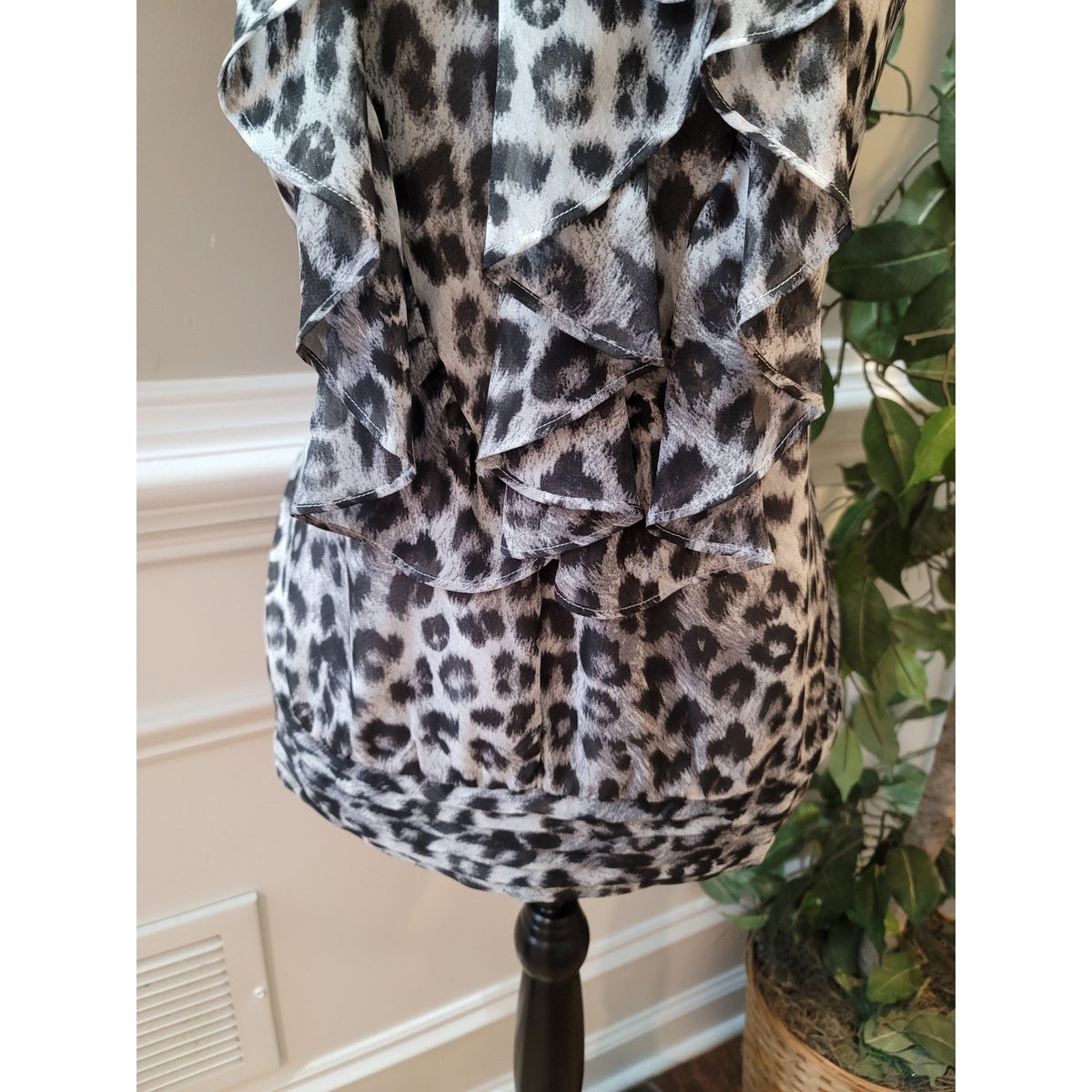 APT.9 Halter Top Women's Medium Gray Leopard Printed Sleeveless Tiered Front