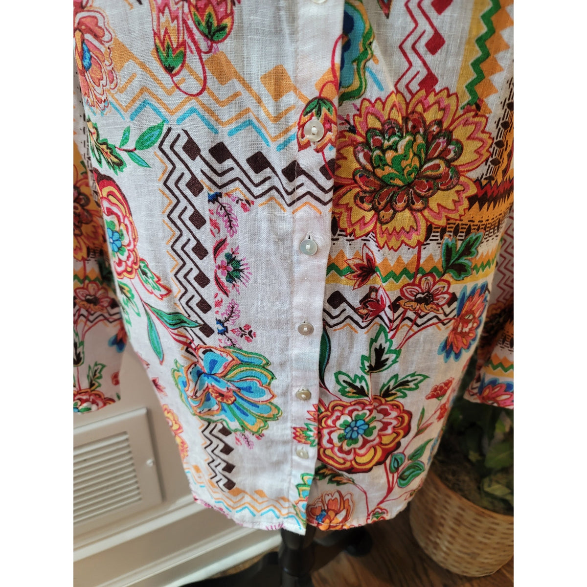 H Halston Blouse 1X Multi Linen Floral Scoop Long Sleeve Curved Hem Button-Up