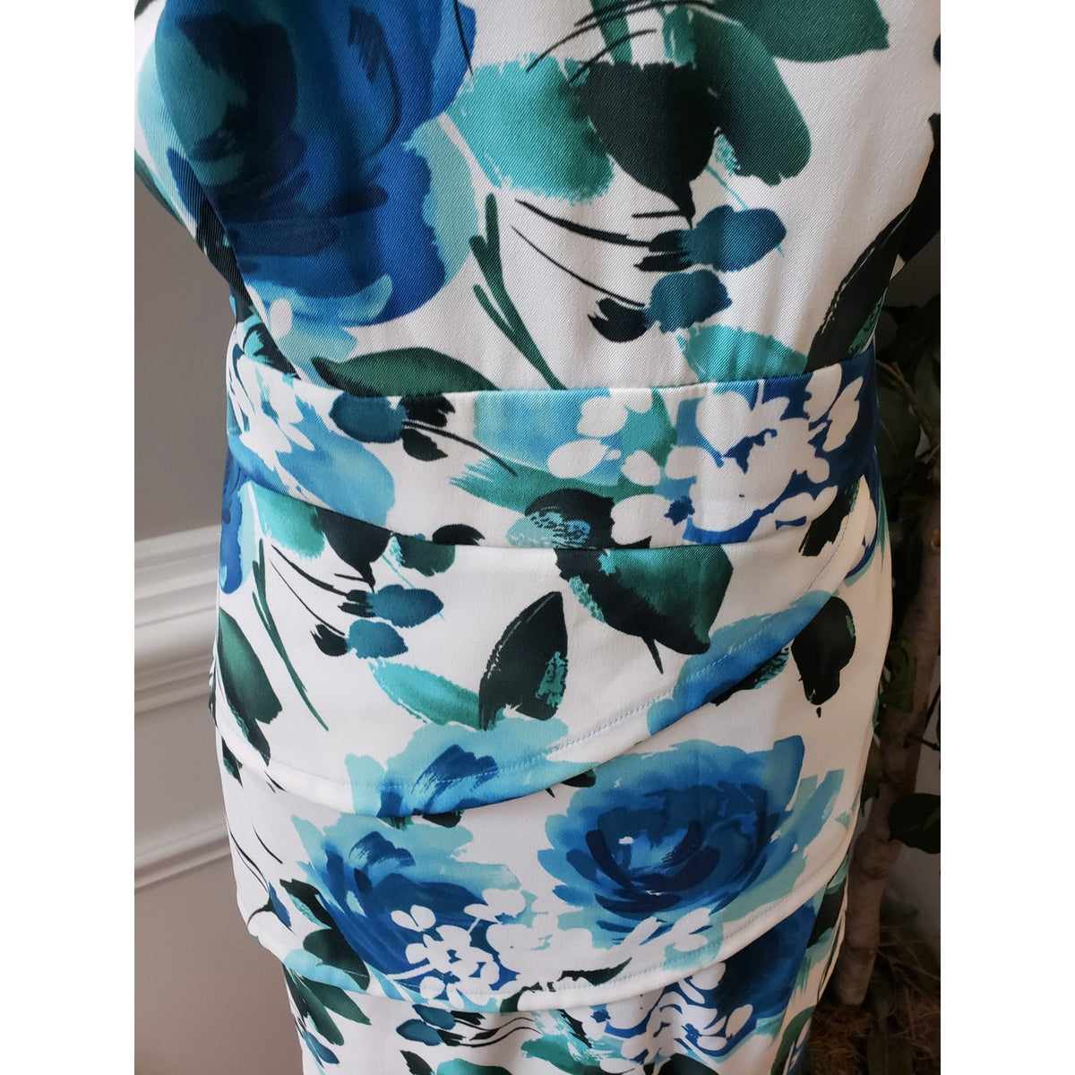 Dressbarn Sheath Dress Women’s 16 Blue & White Floral Stretch Ruffle Back Zip