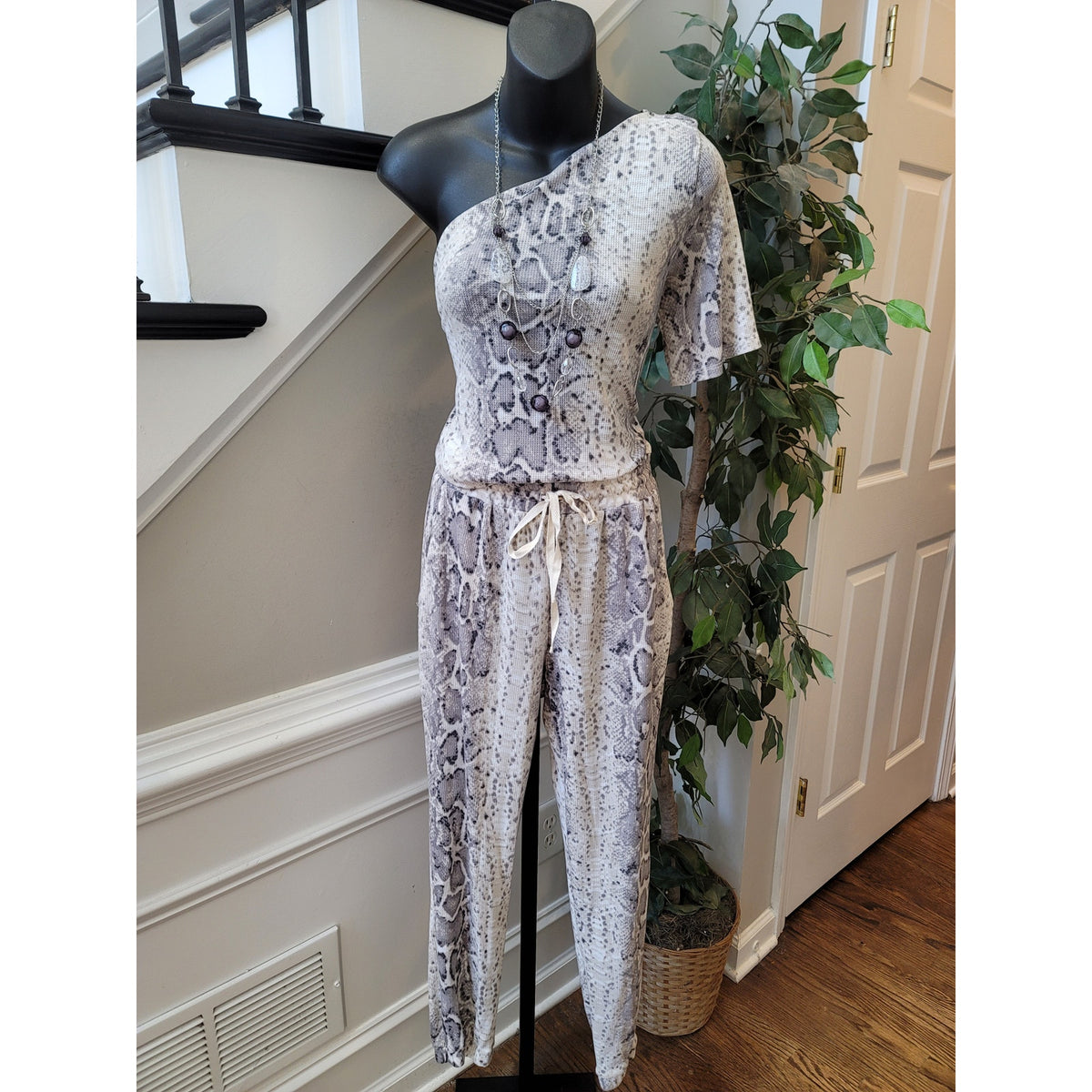 Cherish Snakeskin Print One Shoulder Jumpsuit Women’s Size M Gray White